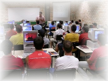 Foto de aula no laborat&oacute;rio de inform&aacute;tica da Unifebe