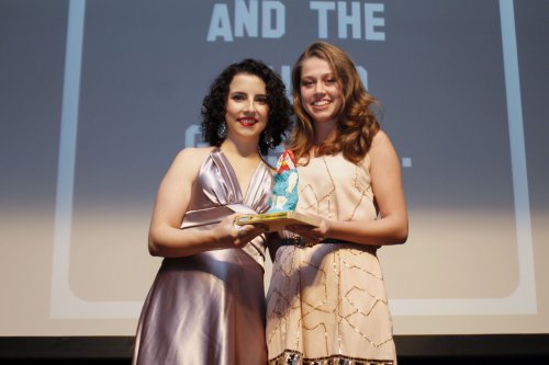 Taina Schwamberger -recebendo premio no galo de gala