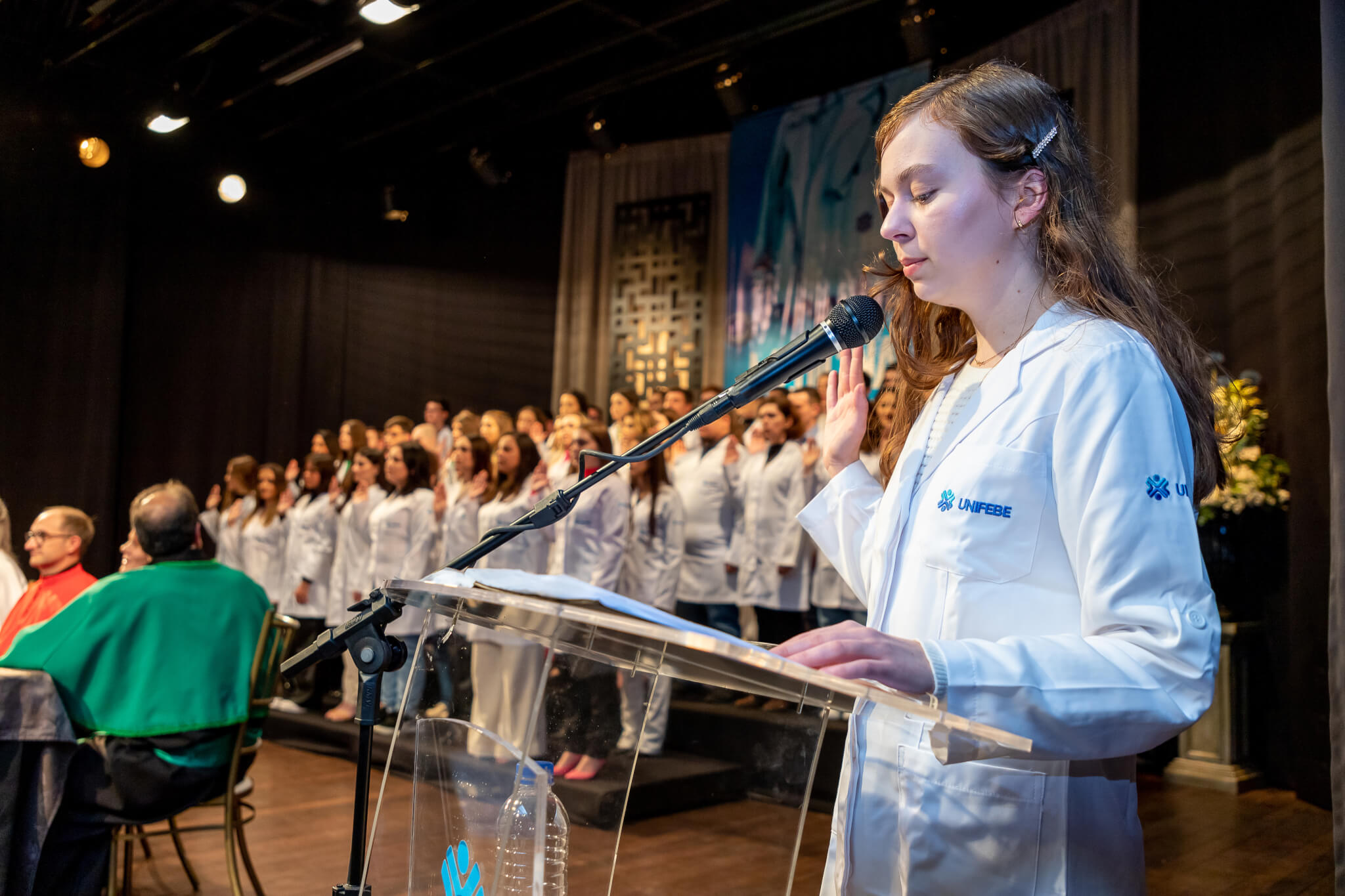 10ª turma do Curso de Medicina da UNIFEBE é recepcionada com Aula Magna e Cerimônia do Jaleco