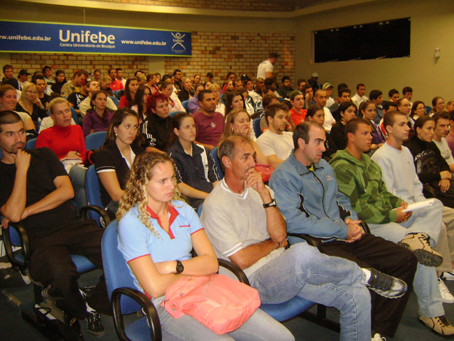 Palestra atrai acadêmicos e profissionais de Educação Física