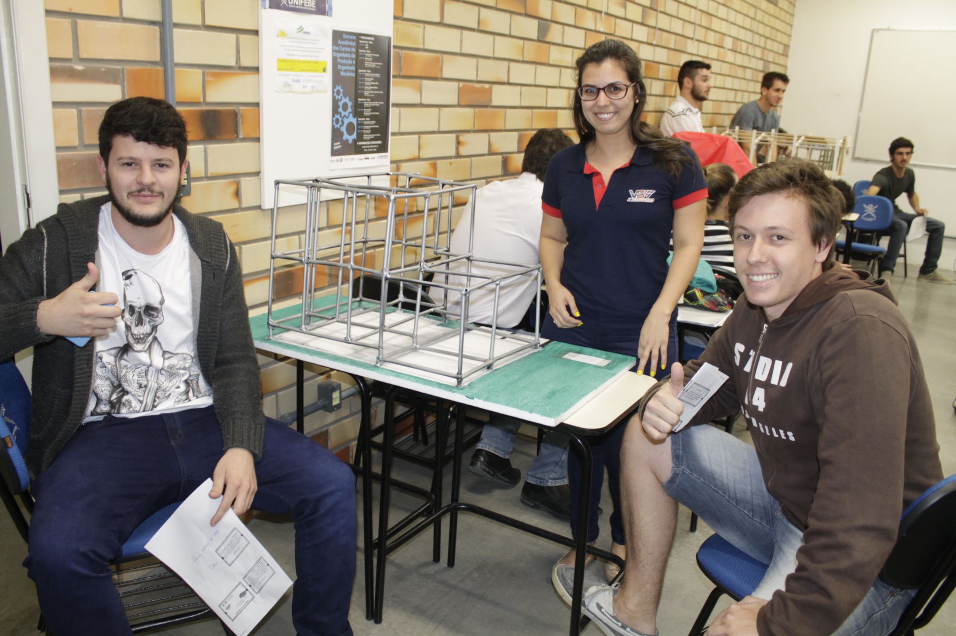 Alunos de Engenharia Civil estudam Teoria das Estruturas construindo maquetes