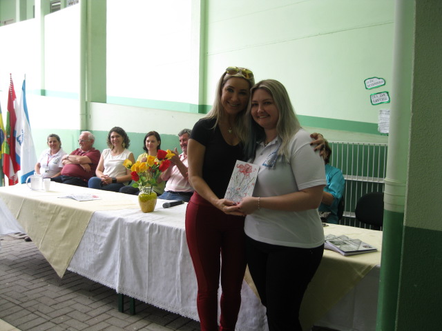 Curso de Pedagogia entrega Coloremas à escola Ângelo Dognini