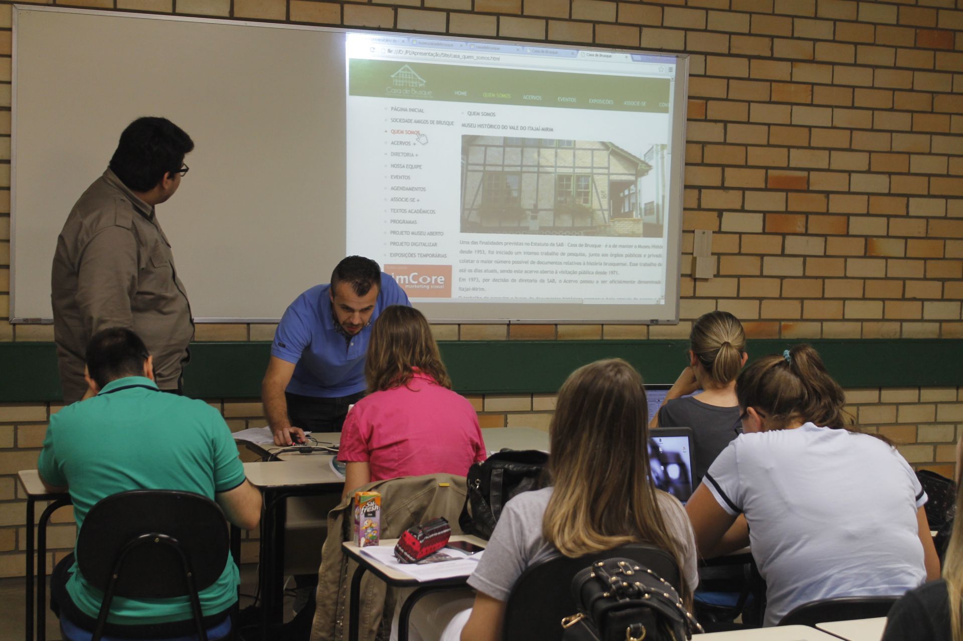 Estudantes de Design Gráfico propõem melhorias para site e livro da Casa de Brusque