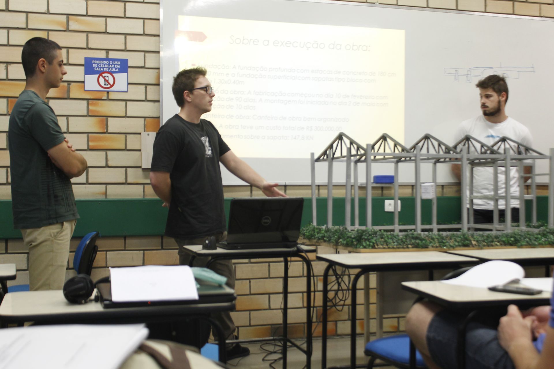 Estudantes de Engenharia Civil apresentam seminário sobre análises estruturais