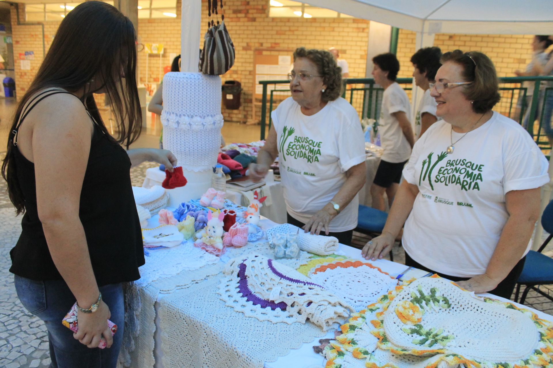 Expositores comercializam produtos artesanais na 5ª UNIFEIRA
