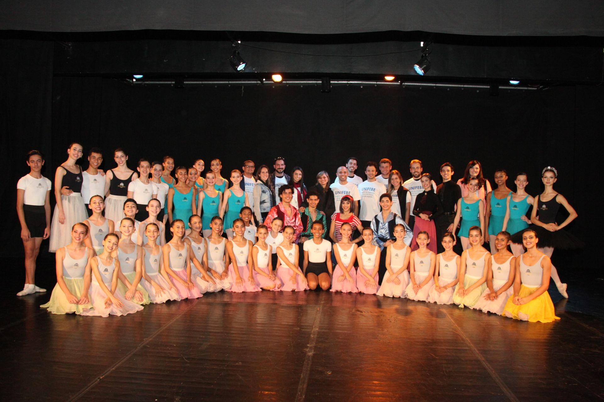 Alunos de Educação Física visitam Teatro Bolshoi e assistem aula com bailarina