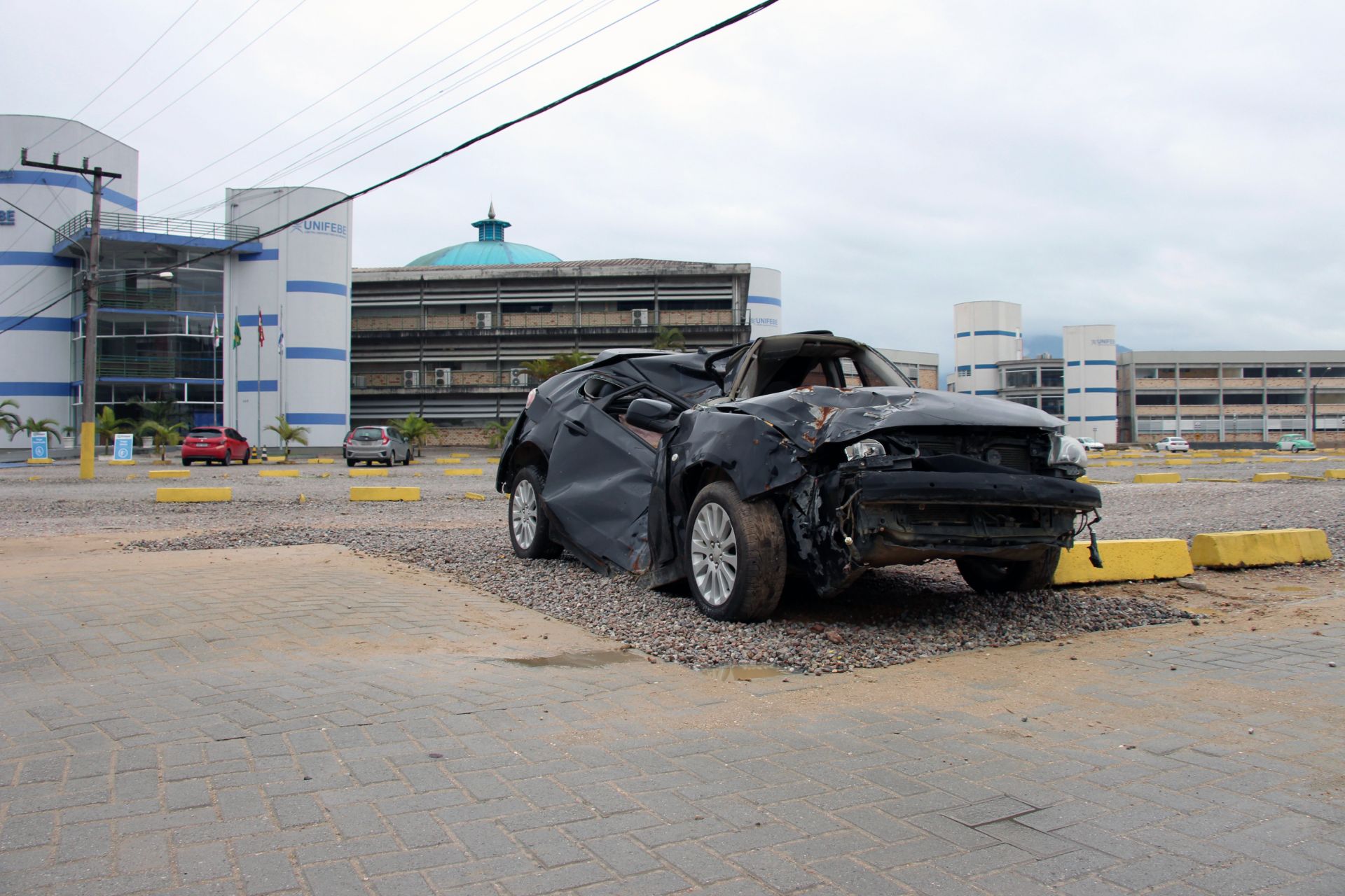 Carro acidentado impacta visitantes da UNIFEBE