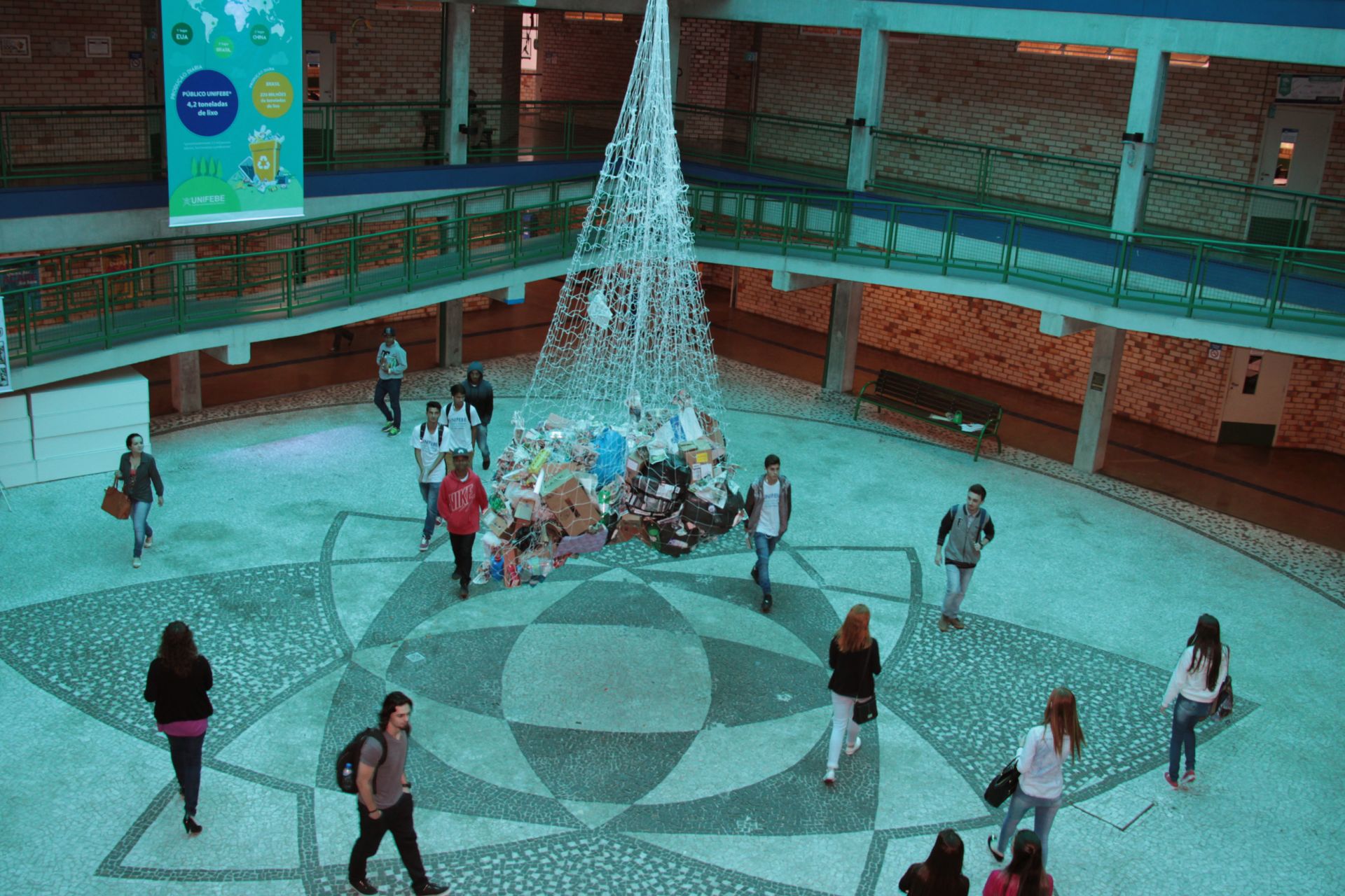 Instalação na UNIFEBE provoca reflexão sobre produção de Lixo