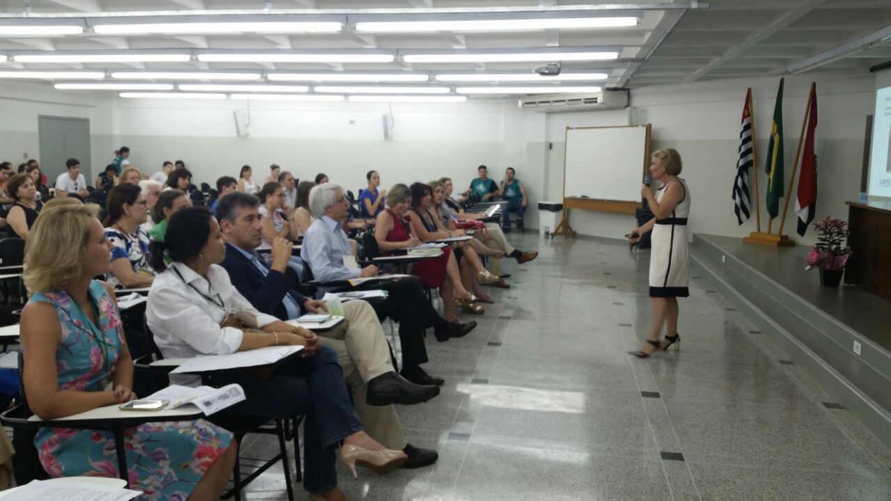 Professora participa de mesa-redonda sobre ambientalização em São Paulo