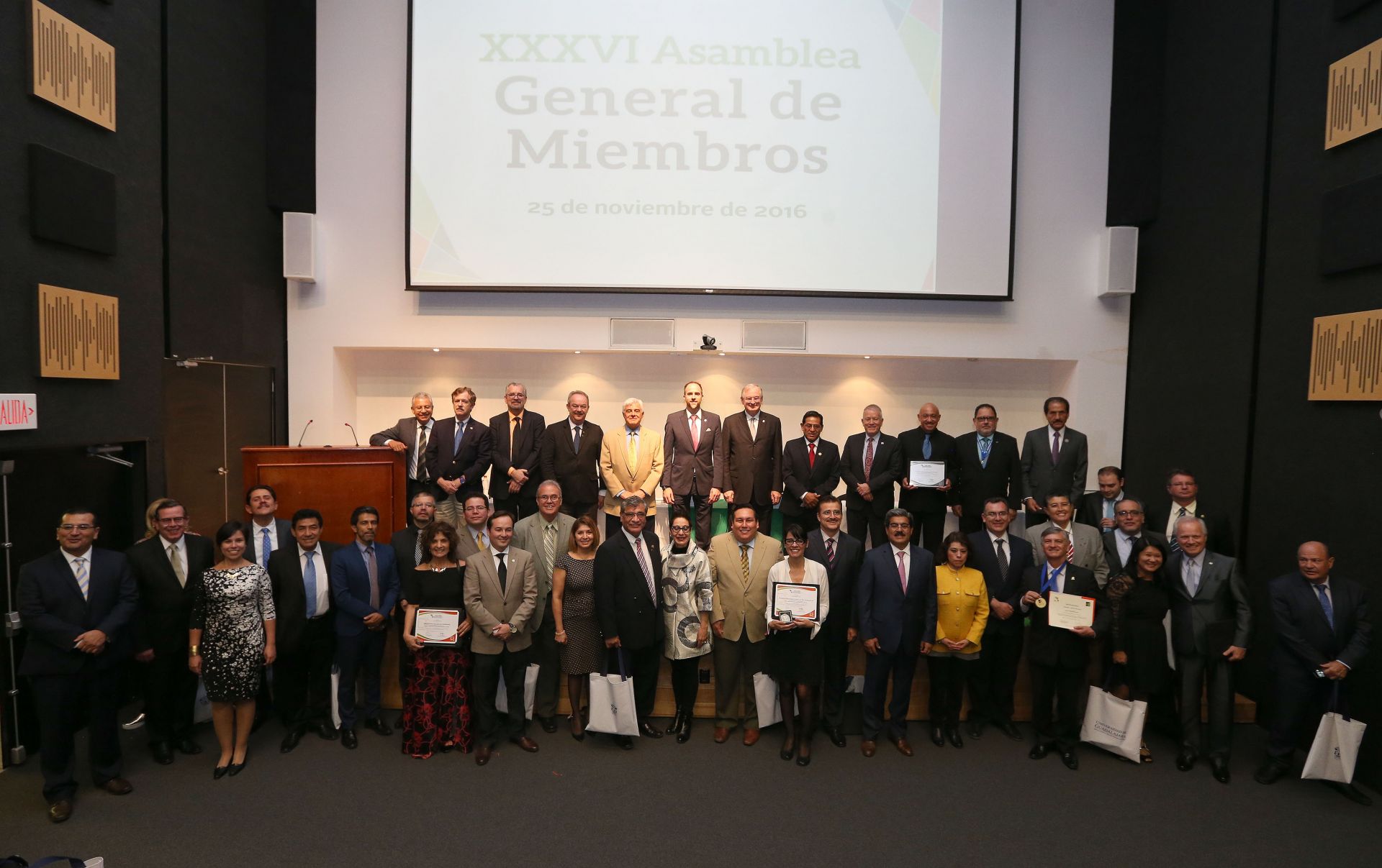 Reitor recebe prêmio internacional de gestão e liderança universitária