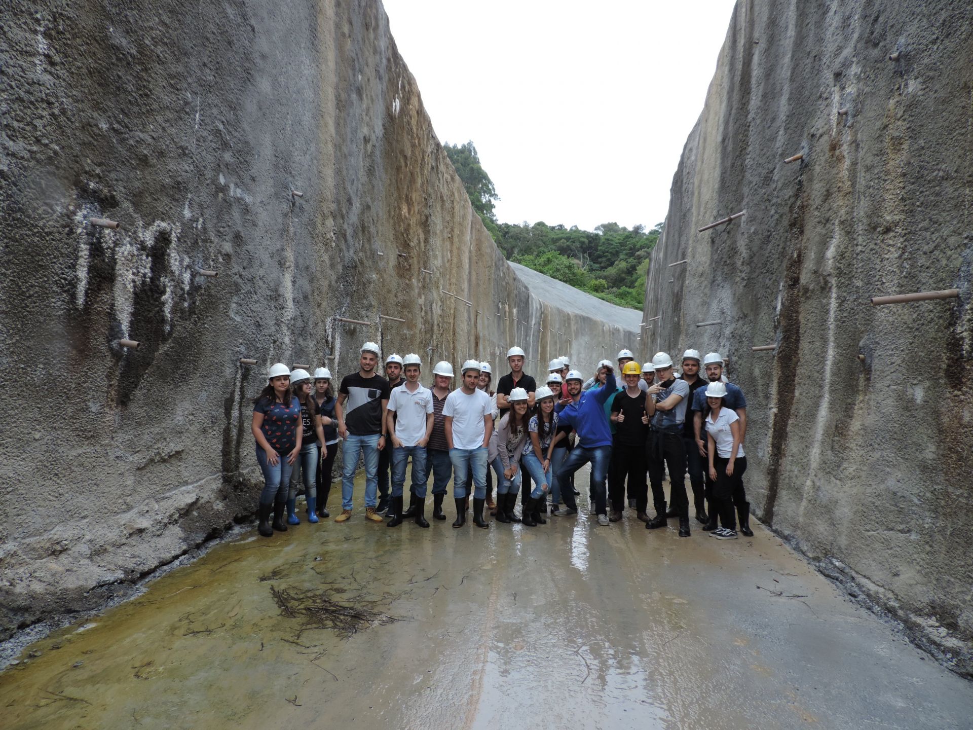 Turma de Engenharia Civil visita finalização das obras de alteamento em Ituporanga