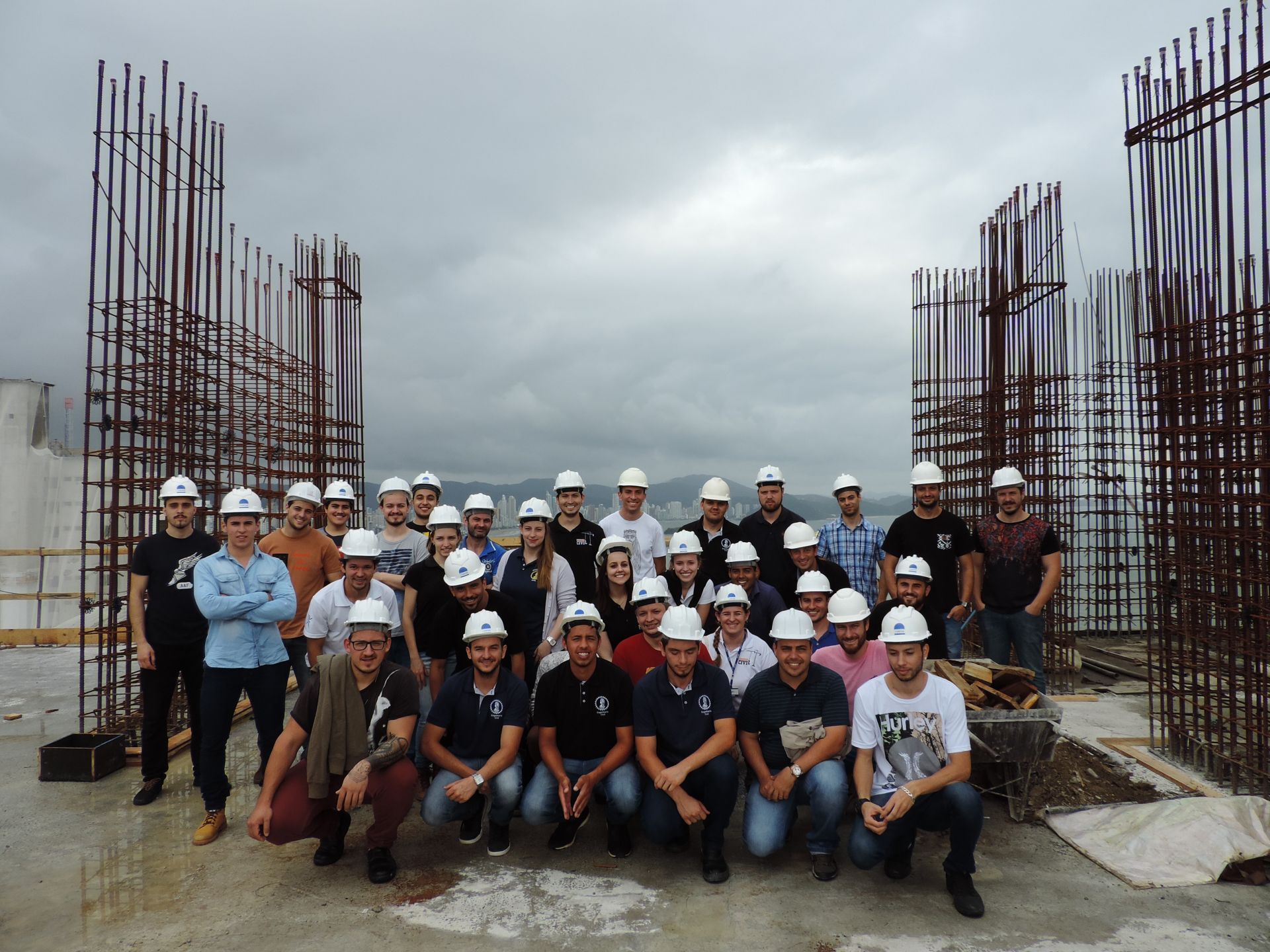 Acadêmicos de Engenharia Civil visitam obra de grande porte em Balneário Camboriú