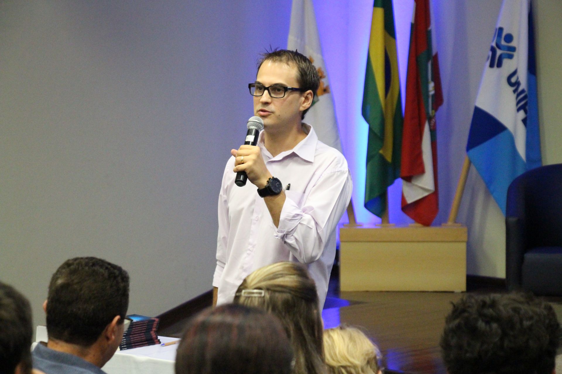 Egresso lança livro em aula de apresentação de Psicologia