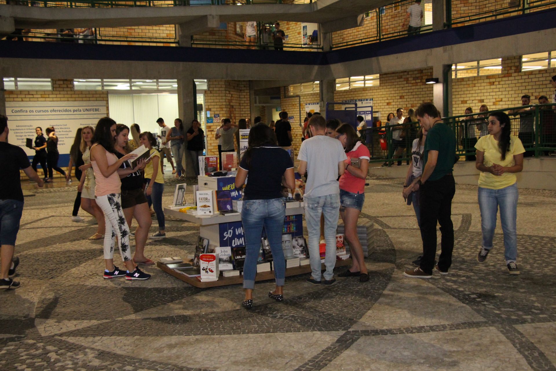 Quiosque itinerante da Livraria Saber atende no campus Santa Terezinha