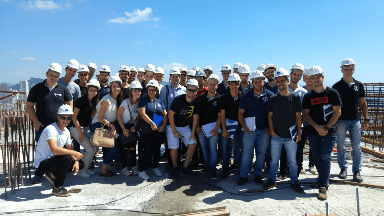 Acadêmicos de Engenharia Civil visitam canteiro de obras em Balneário Camboriú