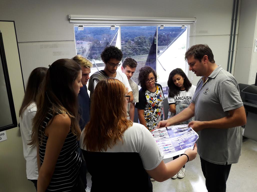 Acadêmicos de Publicidade visitam gráfica em Brusque