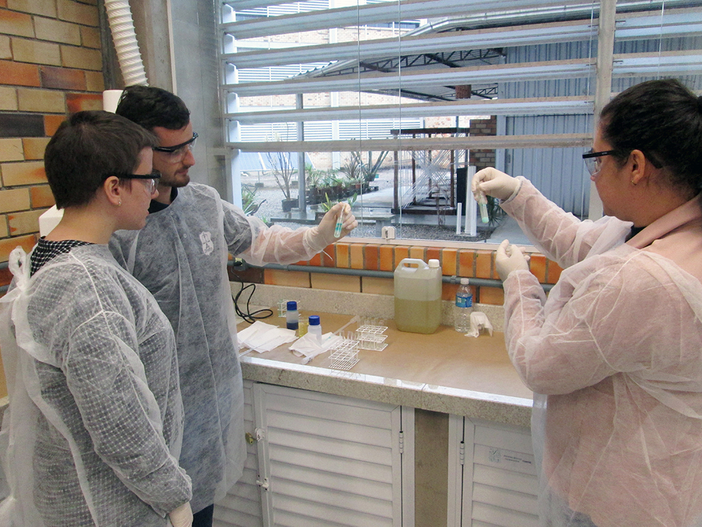 Acadêmicos de Direito estudam Prática Forense no laboratório de Química