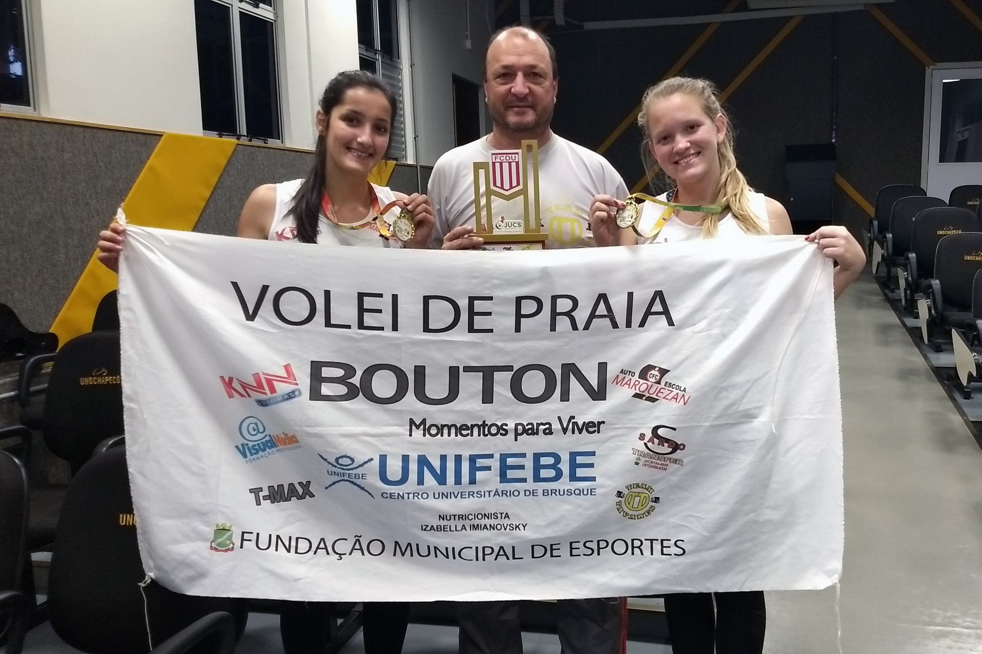 Dupla do vôlei de praia, patrocinada pela UNIFEBE, é campeã do JUCS 2017