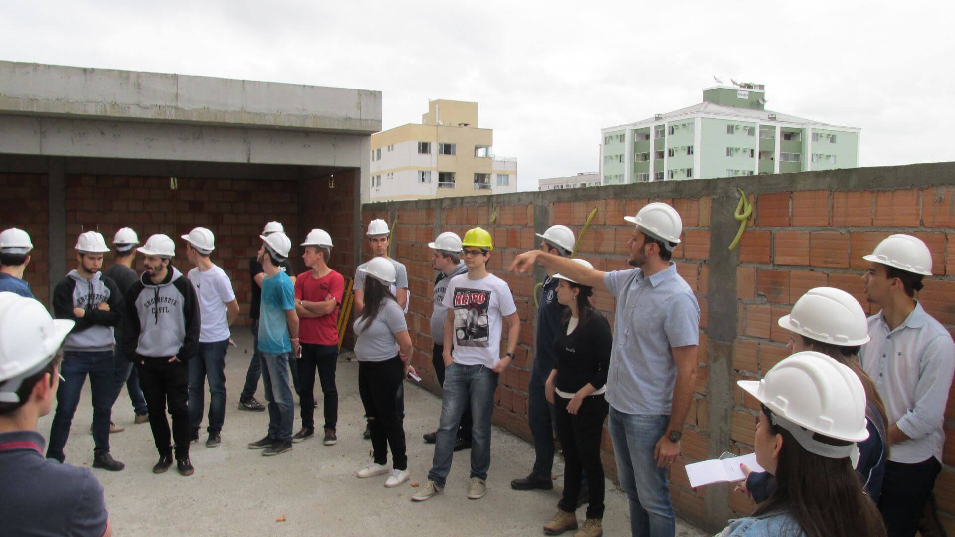 Acadêmicos de Engenharia Civil visitam construção em Brusque