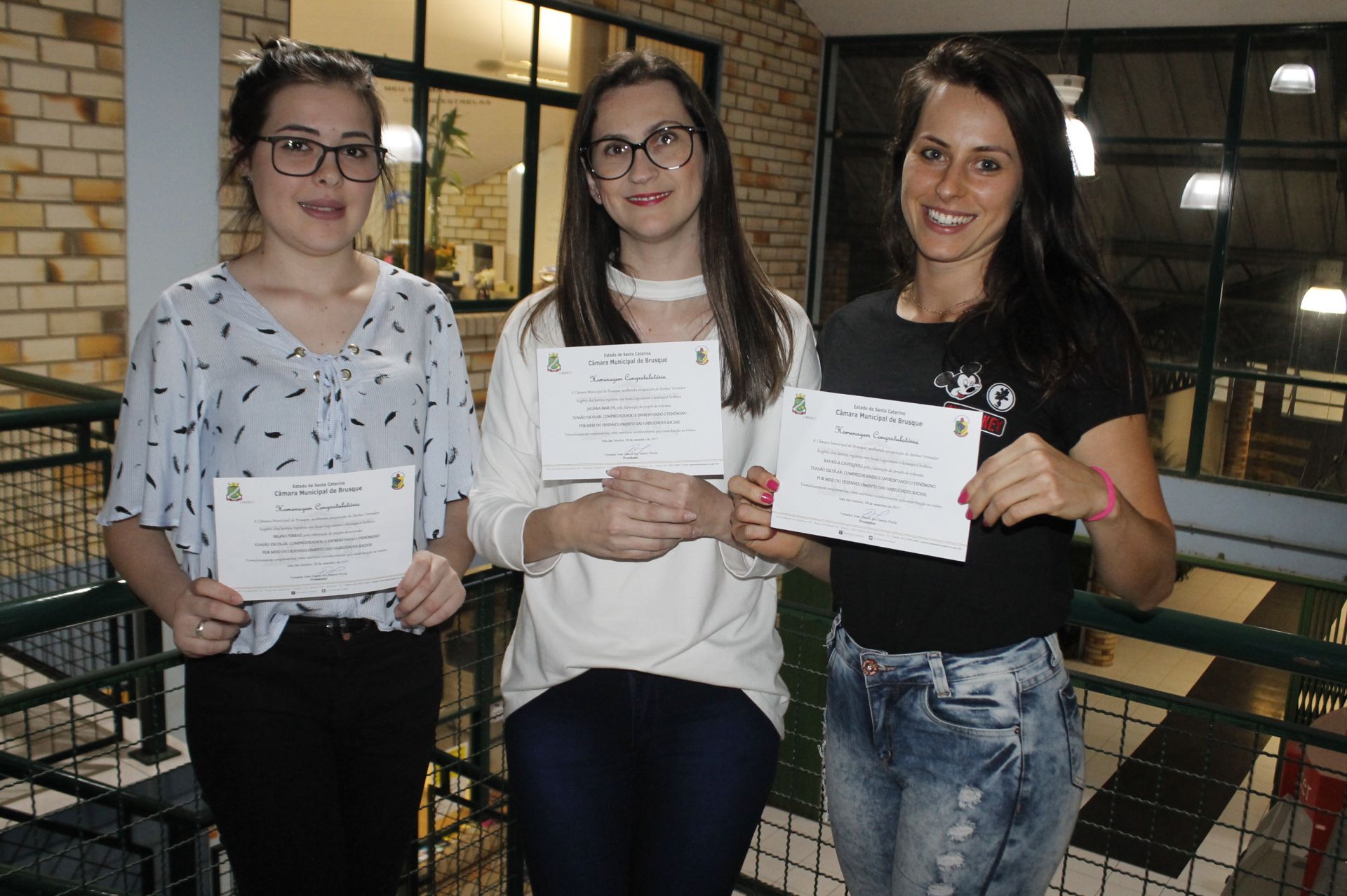 Acadêmicas de Psicologia são homenageadas pela Câmara de Vereadores