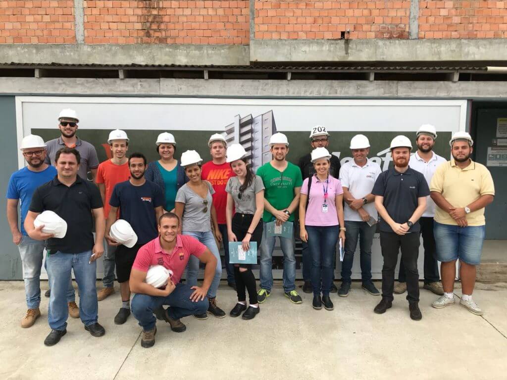 Alunos de Engenharia Civil visitam canteiro de obras