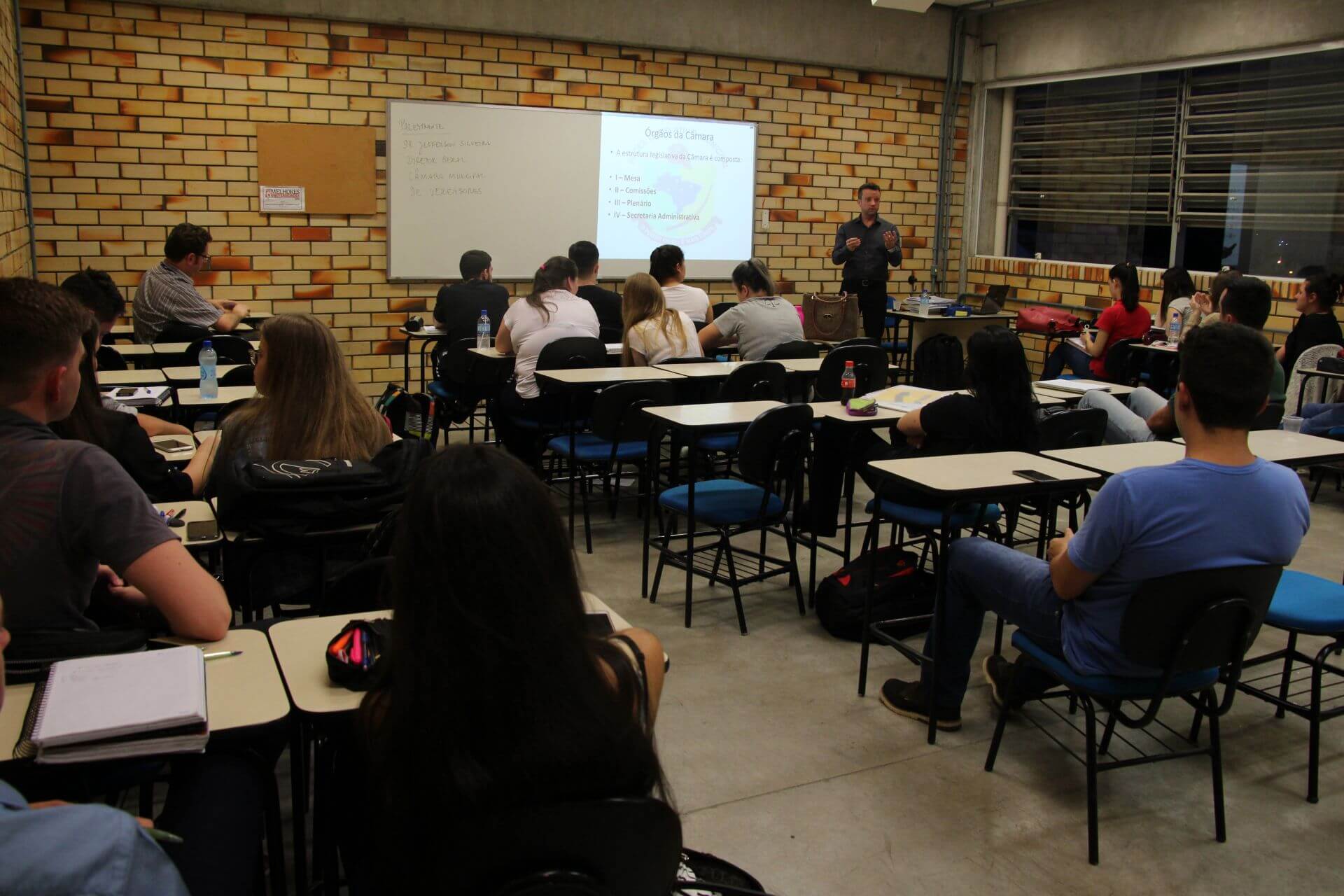 Acadêmicos de Direito assistem palestra de Diretor Geral da Câmara de Vereadores