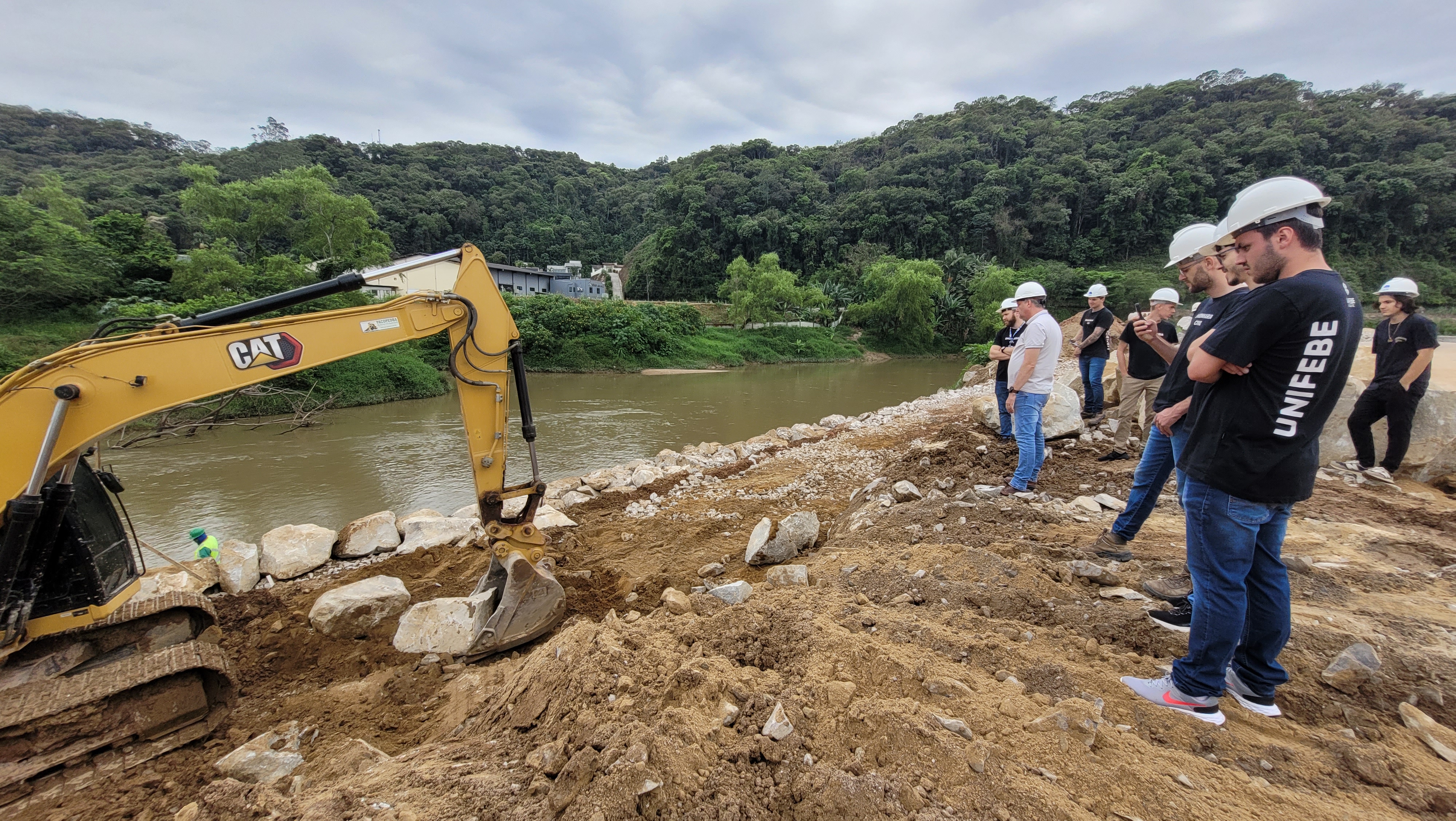 Visitas técnicas aproximam acadêmicos de Engenharia Civil de obras e empreendimentos da região