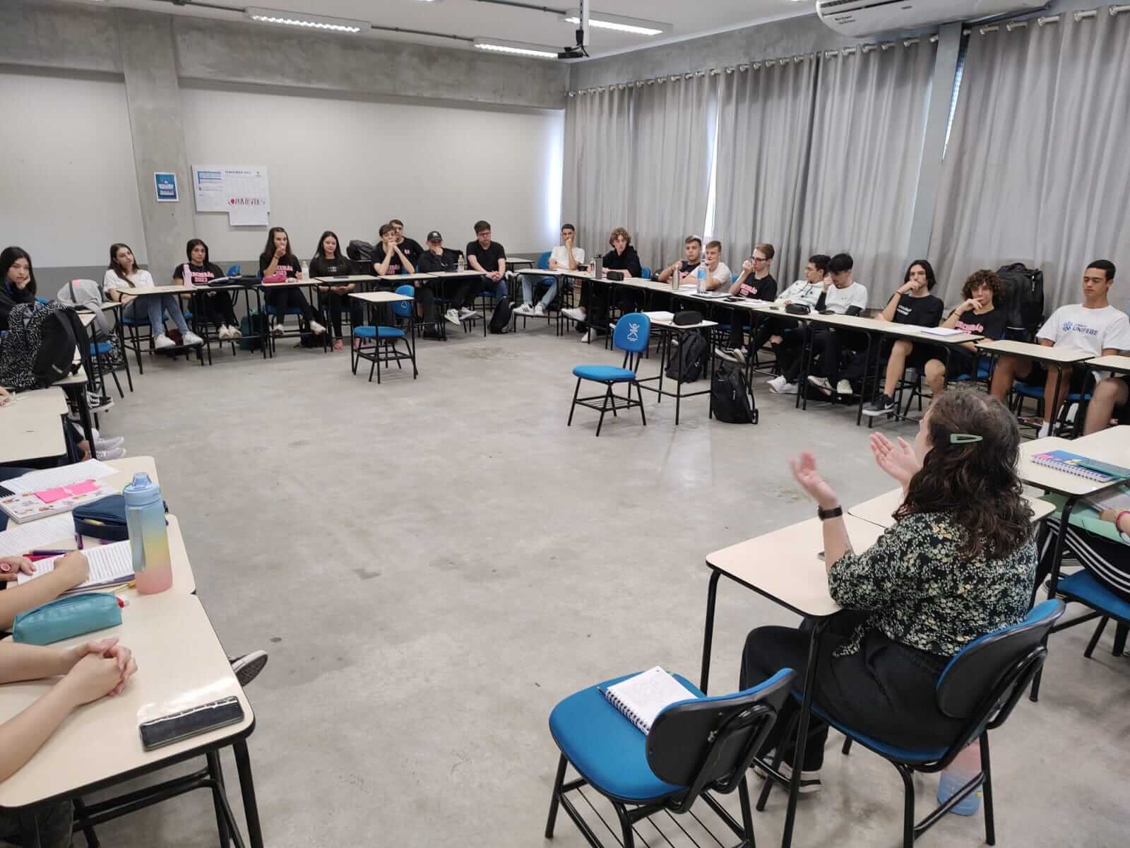 Movimento das literaturas Brasileira e Americana é tema de discussão entre acadêmicas de Letras-Inglês e alunos do Colégio UNIFEBE