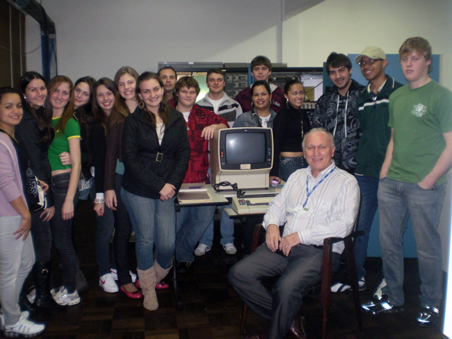 Acadêmicos de Administração visitam Museu de Informática