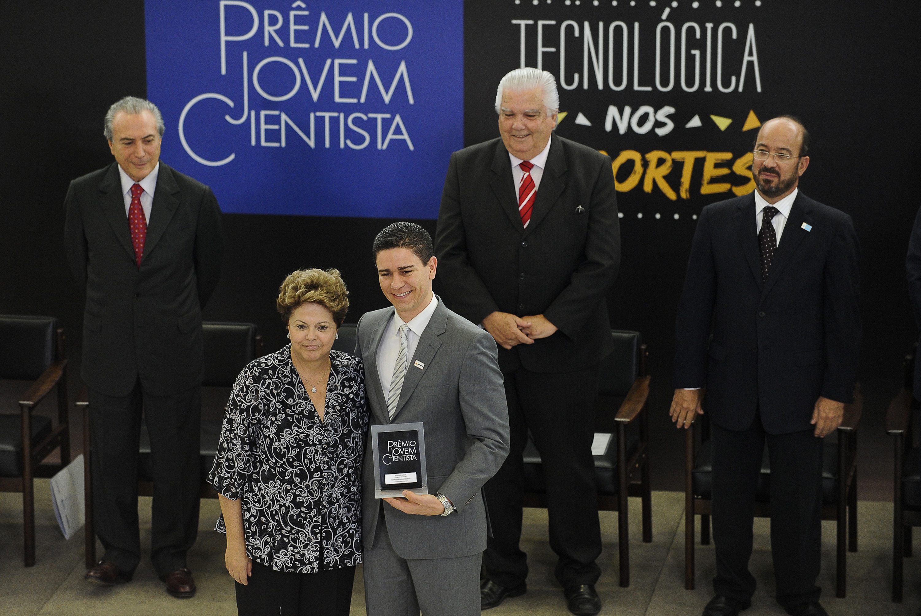 Vencedor do Prêmio Jovem Cientista palestra na UNIFEBE