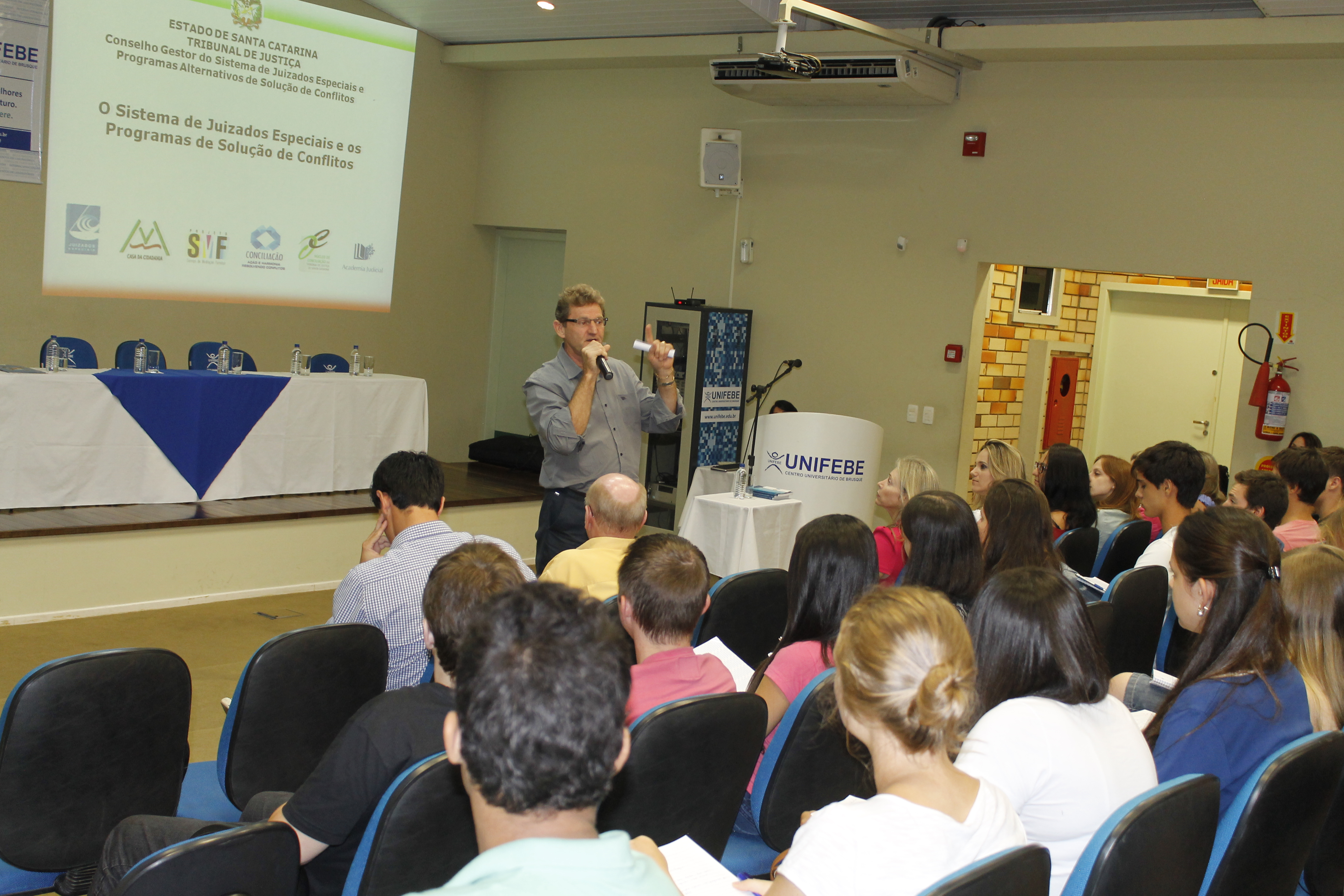 Acadêmicos assistem aula de apresentação do curso de Direito