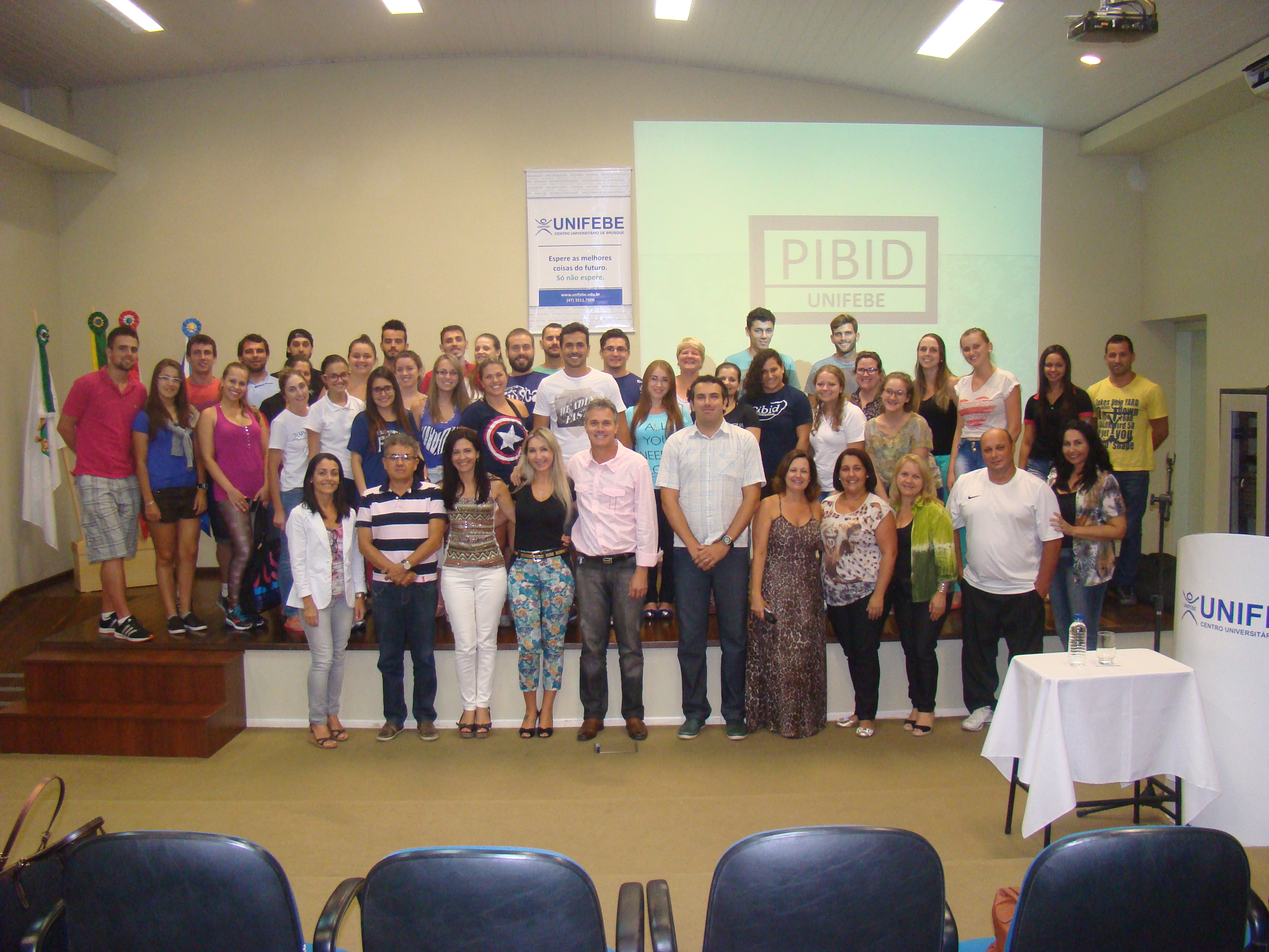 Professores e estudantes participam de reunião do PIBID