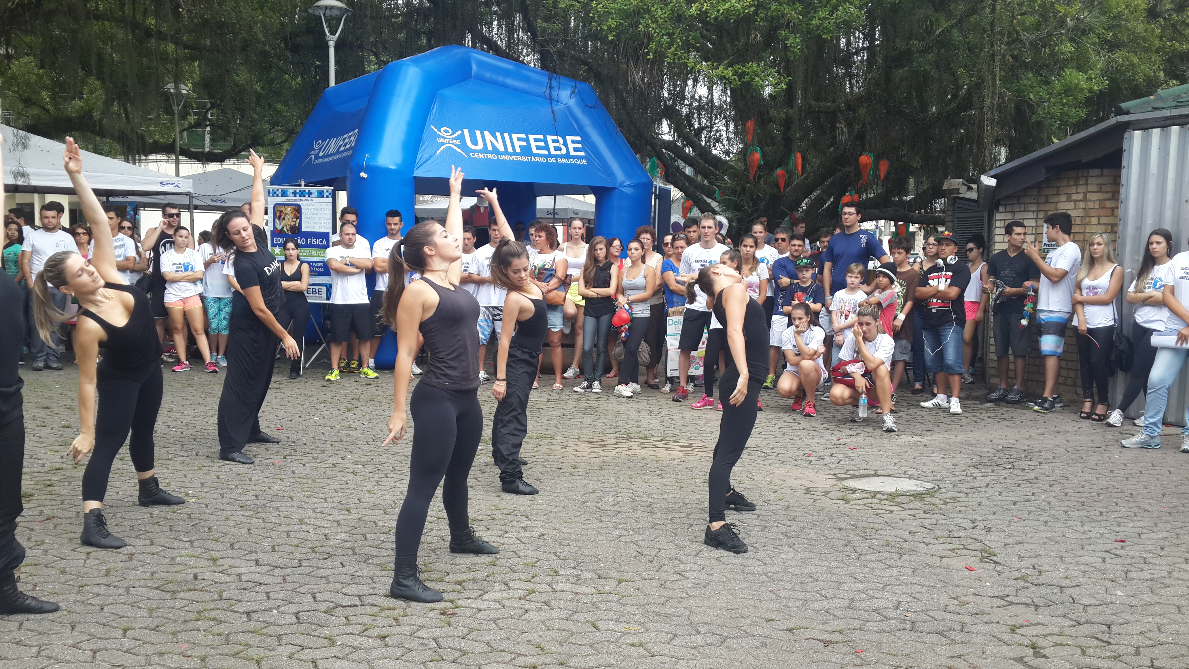 Atividades de dança e saúde movimentam a Praça Barão de Schneeburg