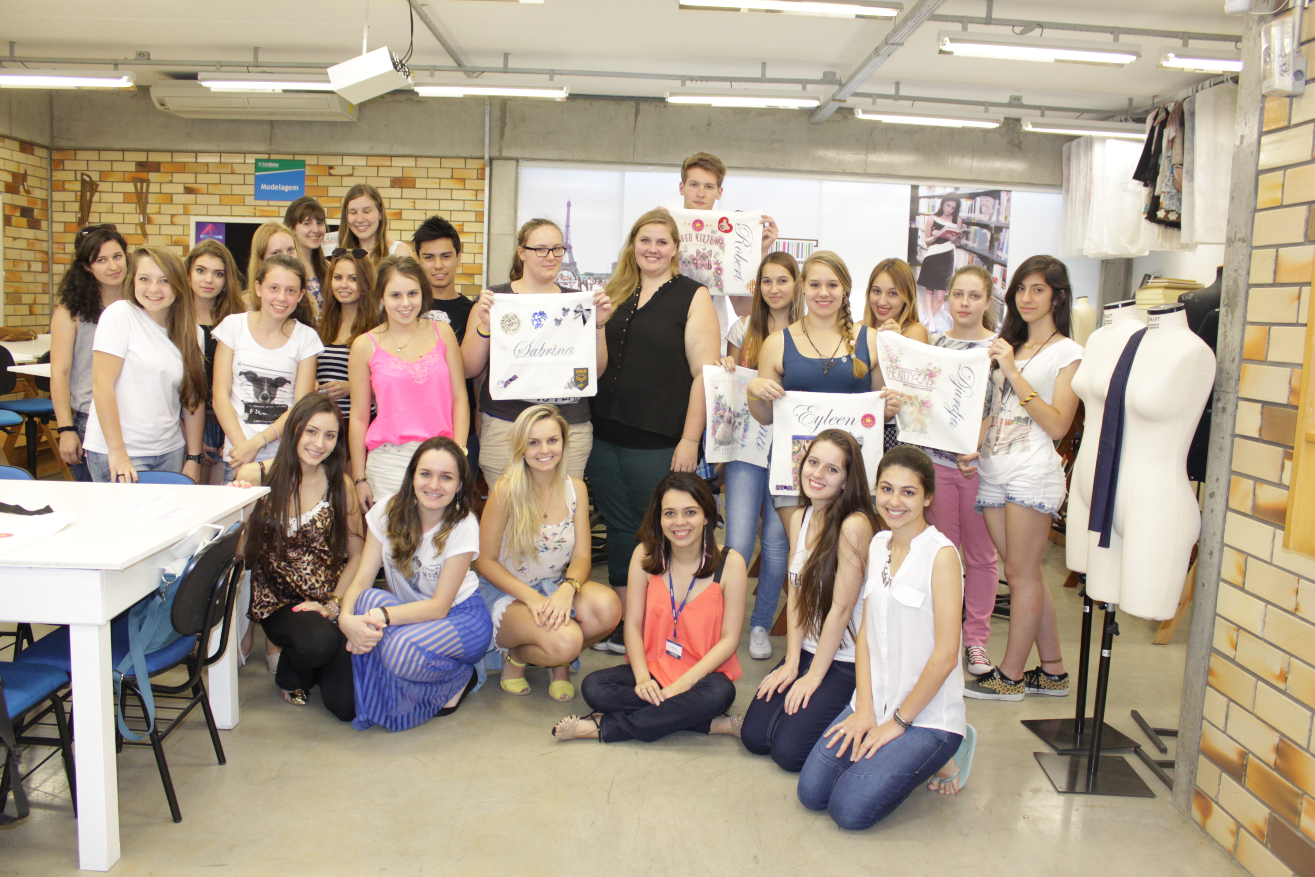 Estudantes de Karlsruhe customizam bolsas e se divertem com zumba na UNIFEBE