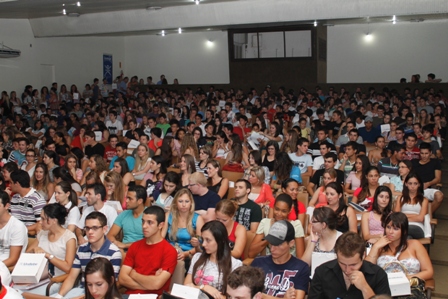 Novos acadêmicos lotam Anfiteatro durante Recepção de Calouros