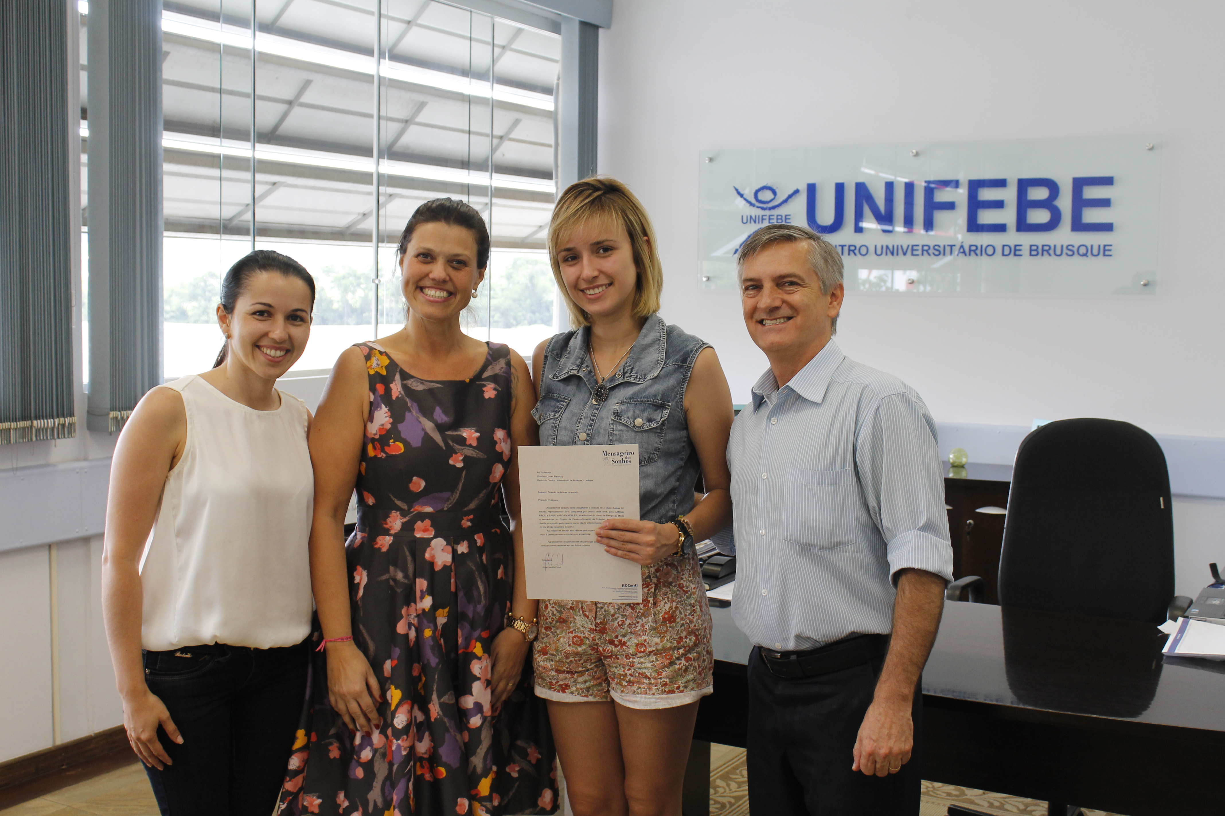 Mensageiro dos Sonhos premia acadêmicas do curso de moda com bolsas de estudo