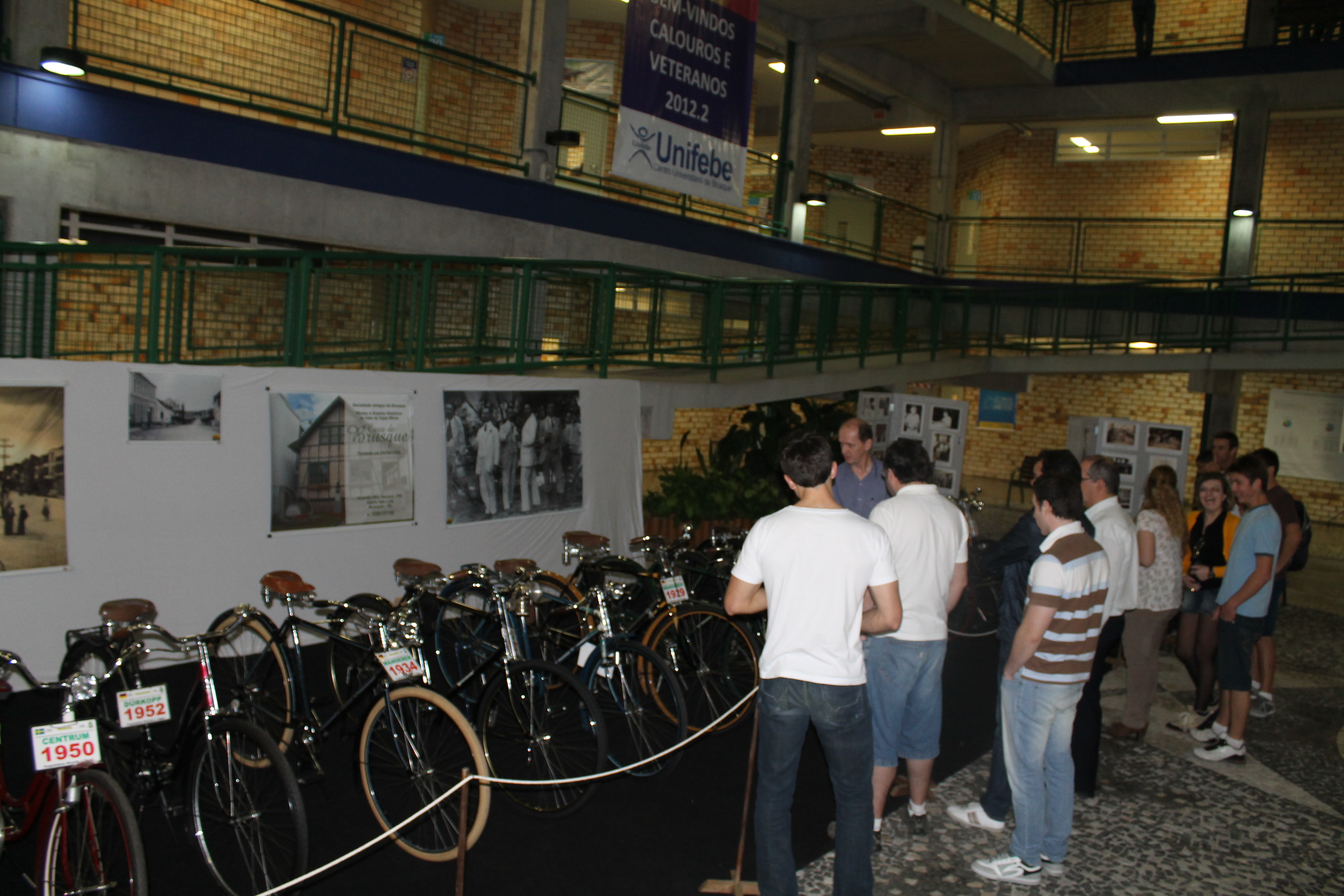 Mostra fotográfica do centenário de Ayres Gevaerd e de bicicletas antigas em exposição na UNIFEBE