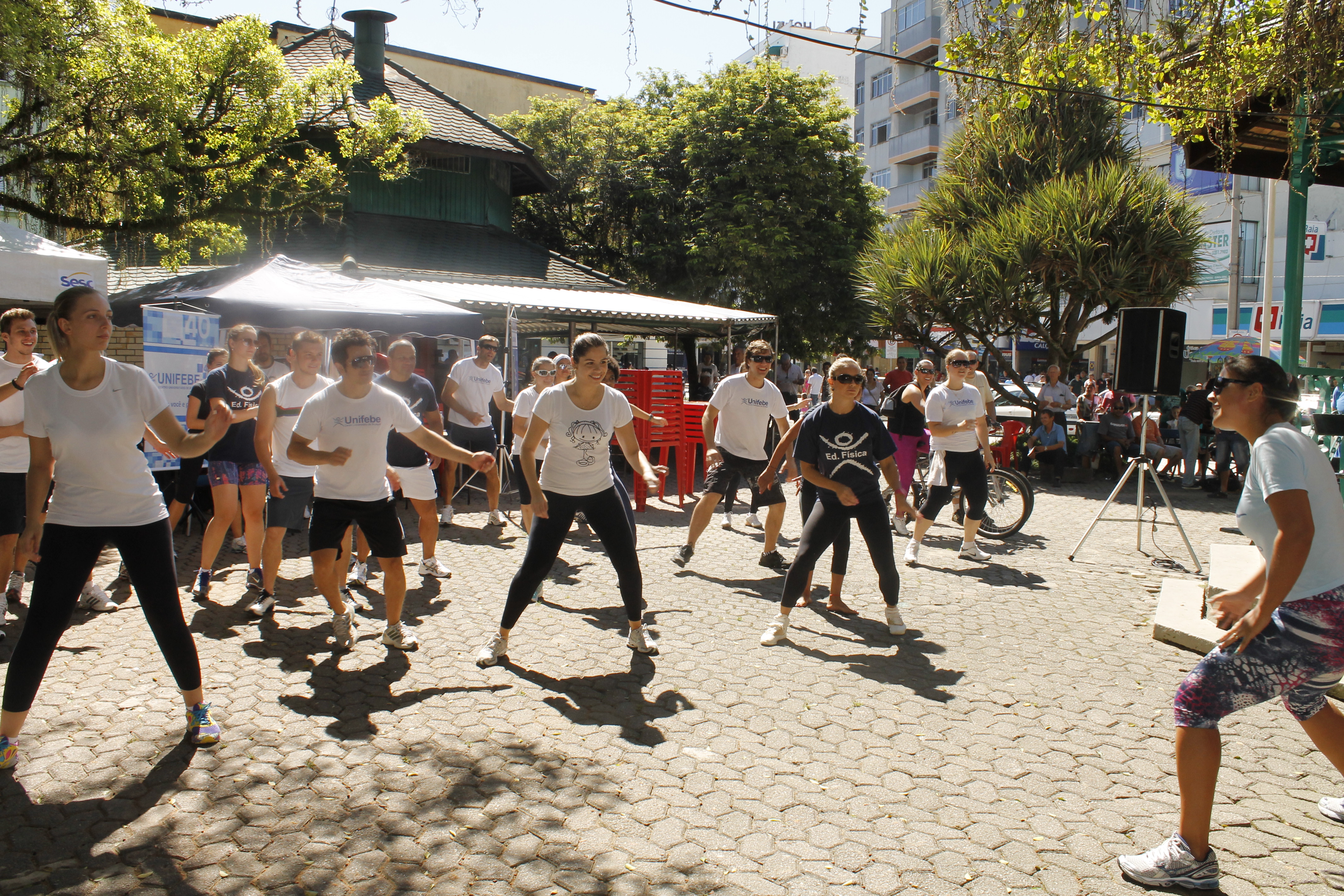 Educação Física da UNIFEBE promove saúde e dança na Praça Barão de Schneeburg