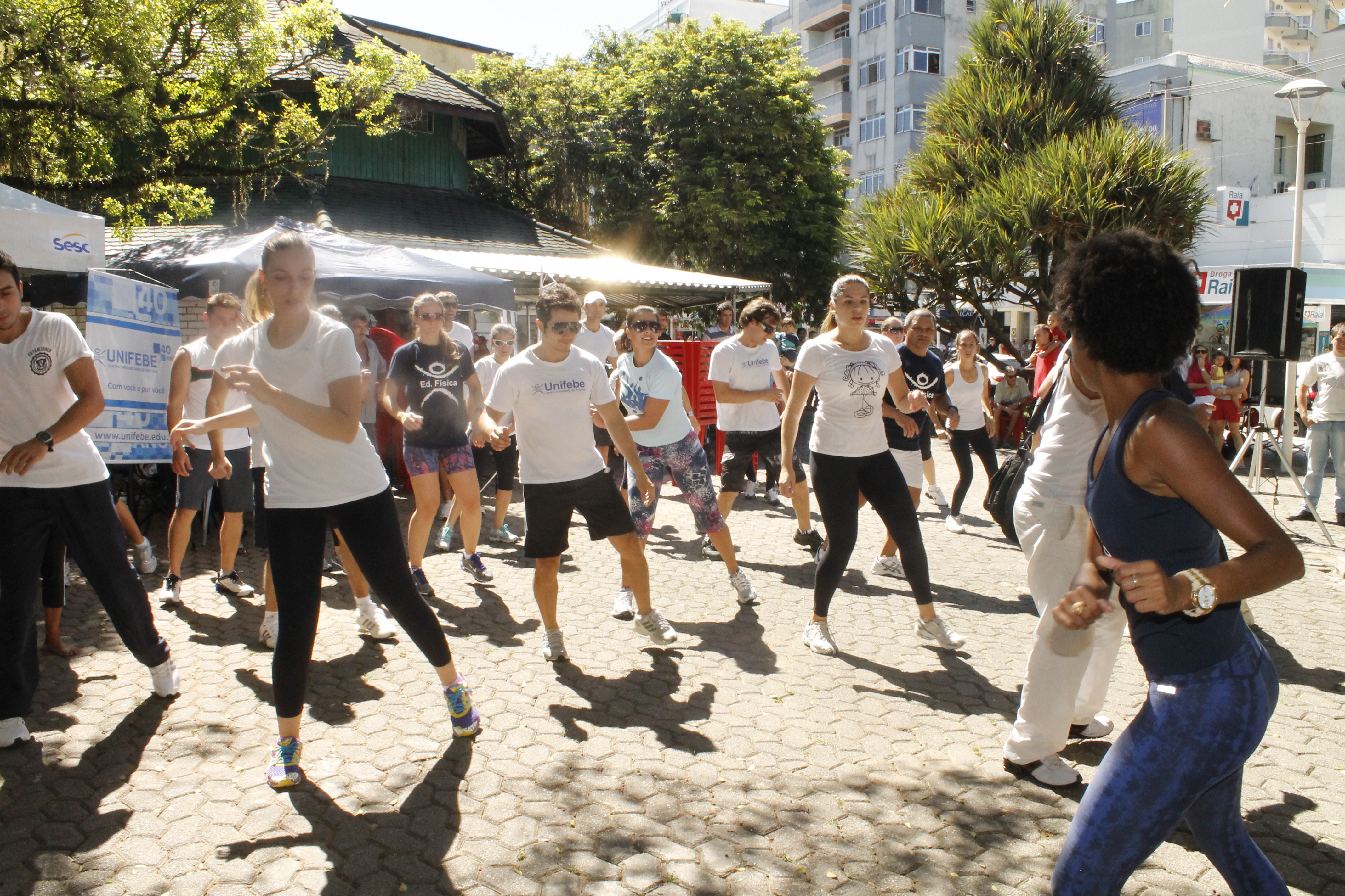 Educação Física agita praça com aula de dança