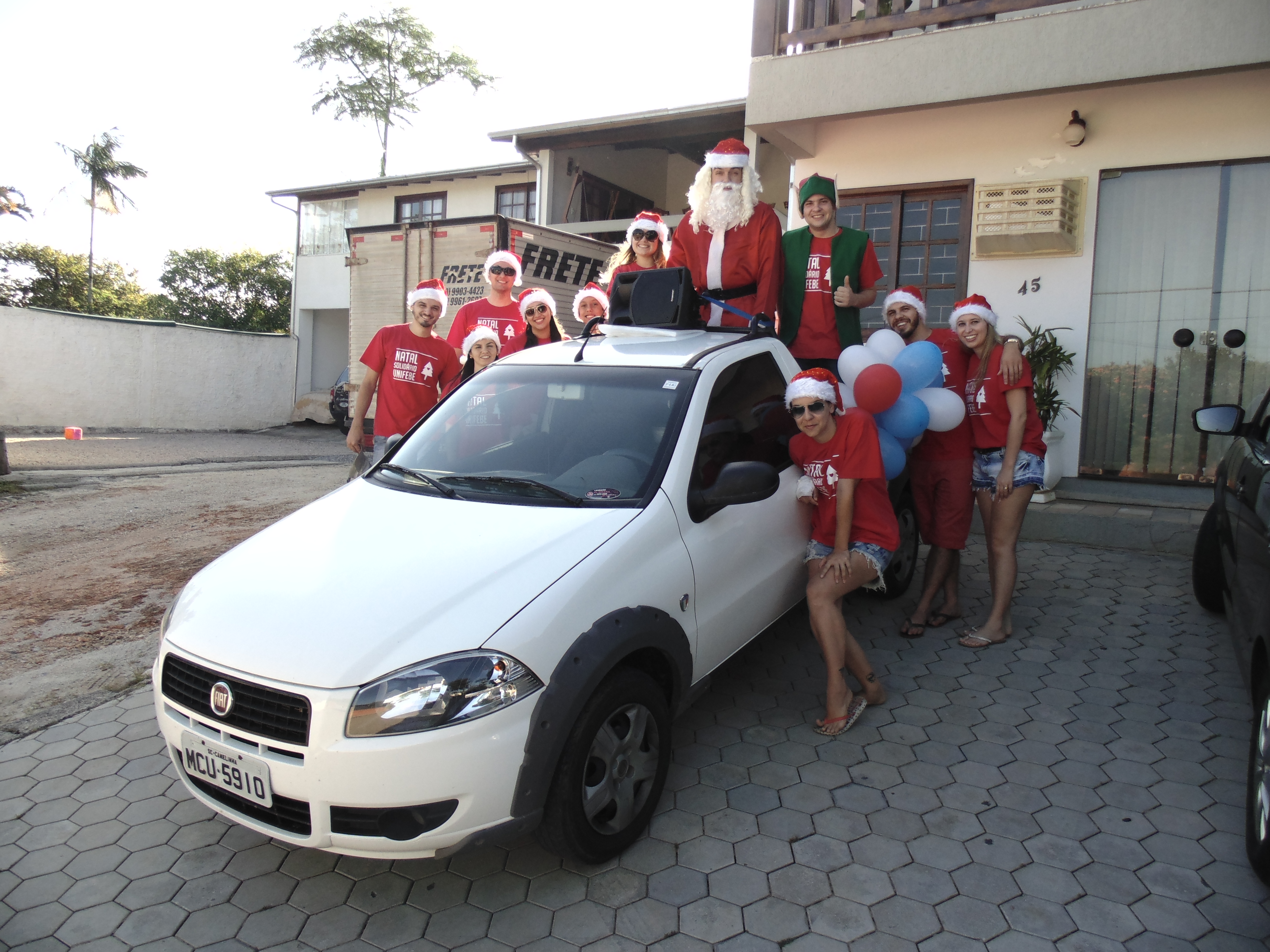 Ação solidária de Natal leva Papai Noel e acadêmicos às ruas de Canelinha