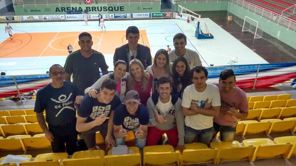 Acadêmicos de Educação Física prestam assistência em jogo de basquete