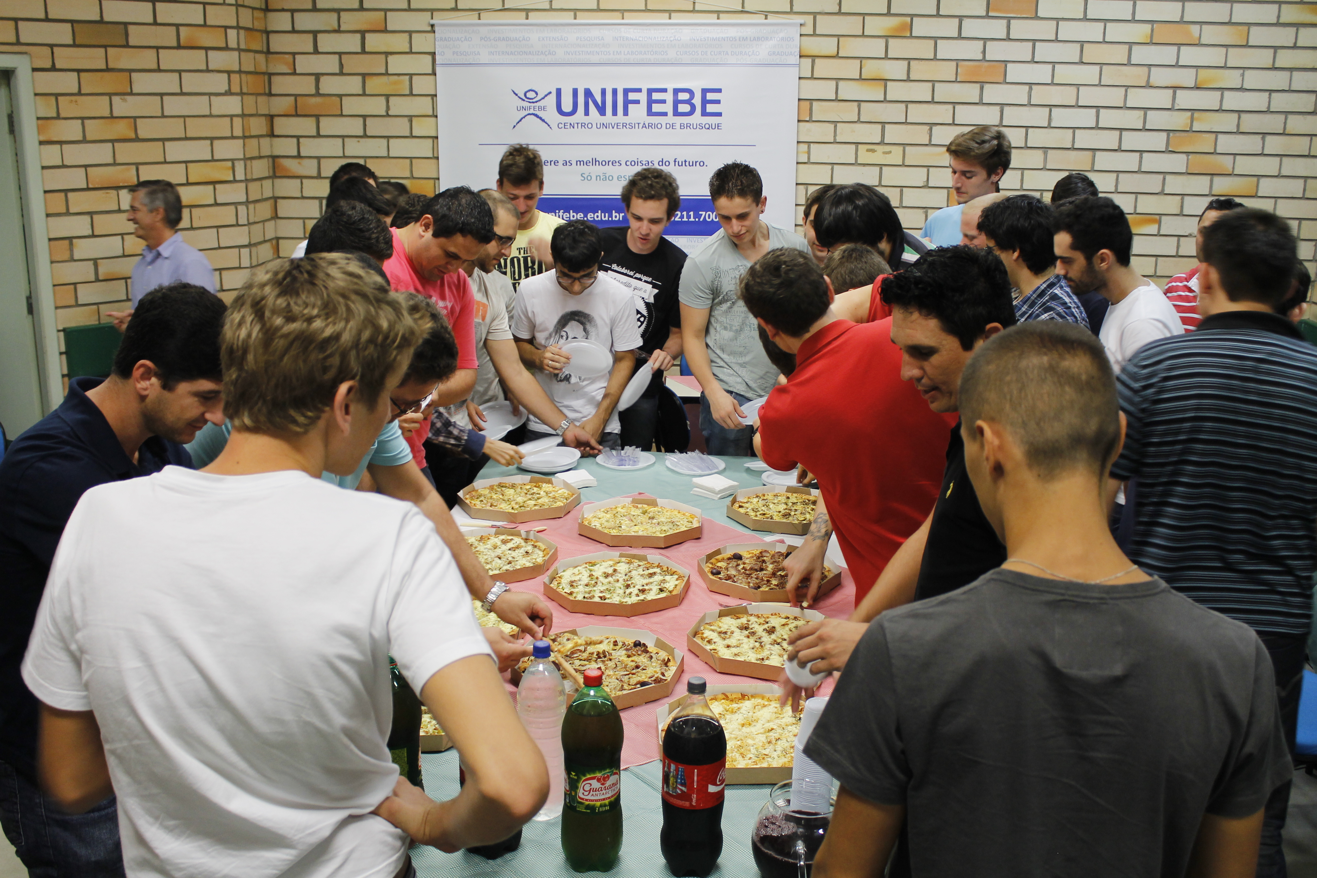 Turma de Engenharia Mecânica vence trote solidário e ganha intervalo com pizza