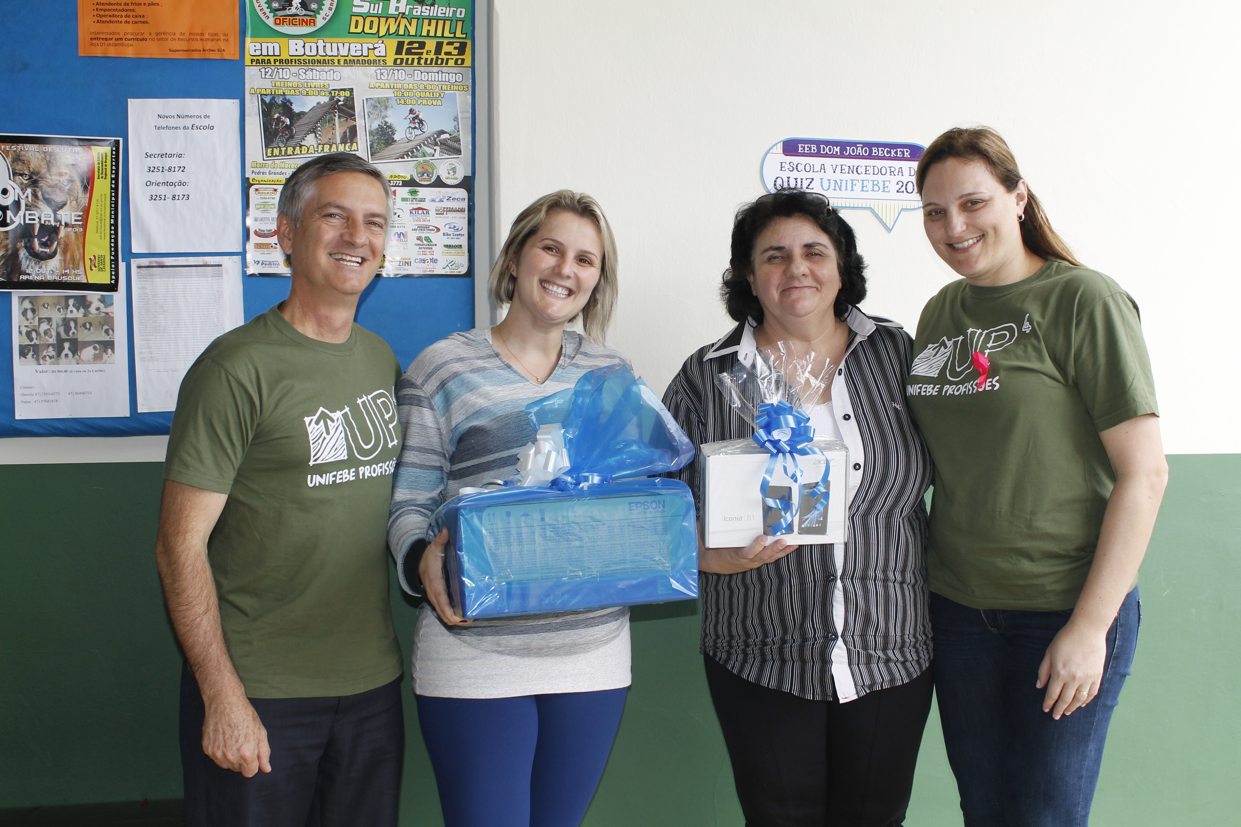 Diretora da escola Dom João Becker recebe premiação do QUIZ UNIFEBE