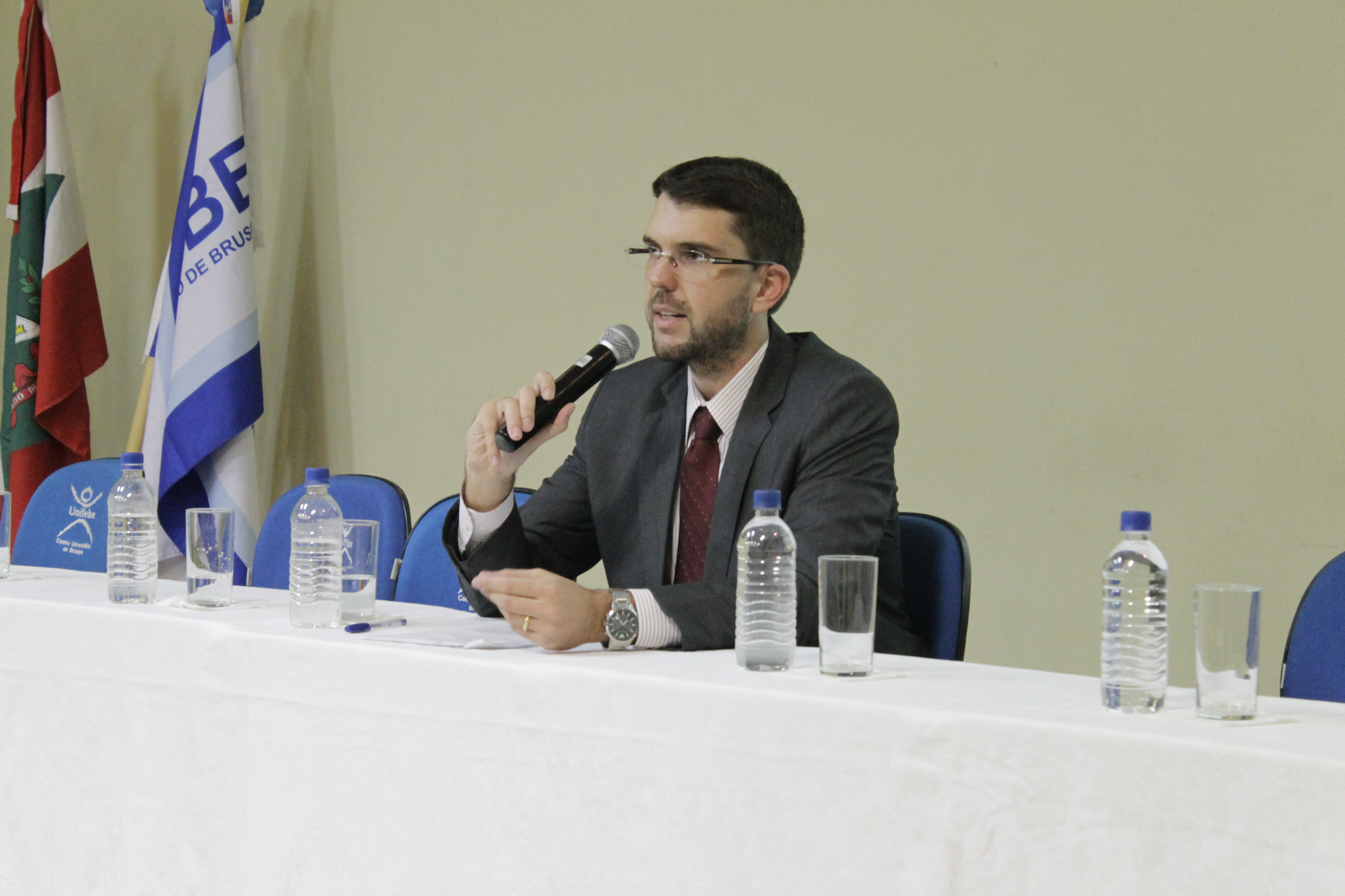 Acadêmicos de Direito participam de palestra com juiz da Vara da Família