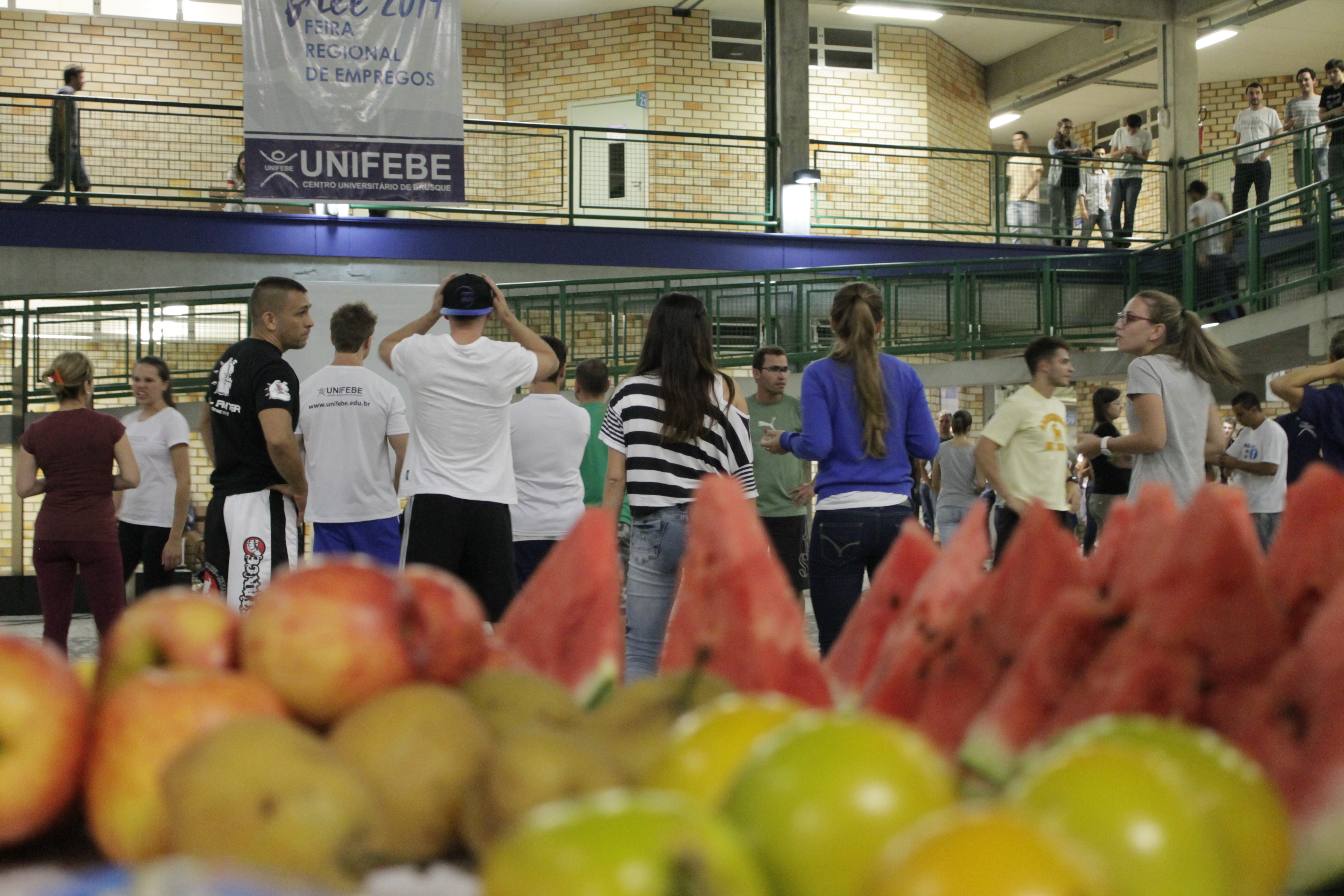 Alunos de Educação Física distribuem frutas e promovem atividades de dança