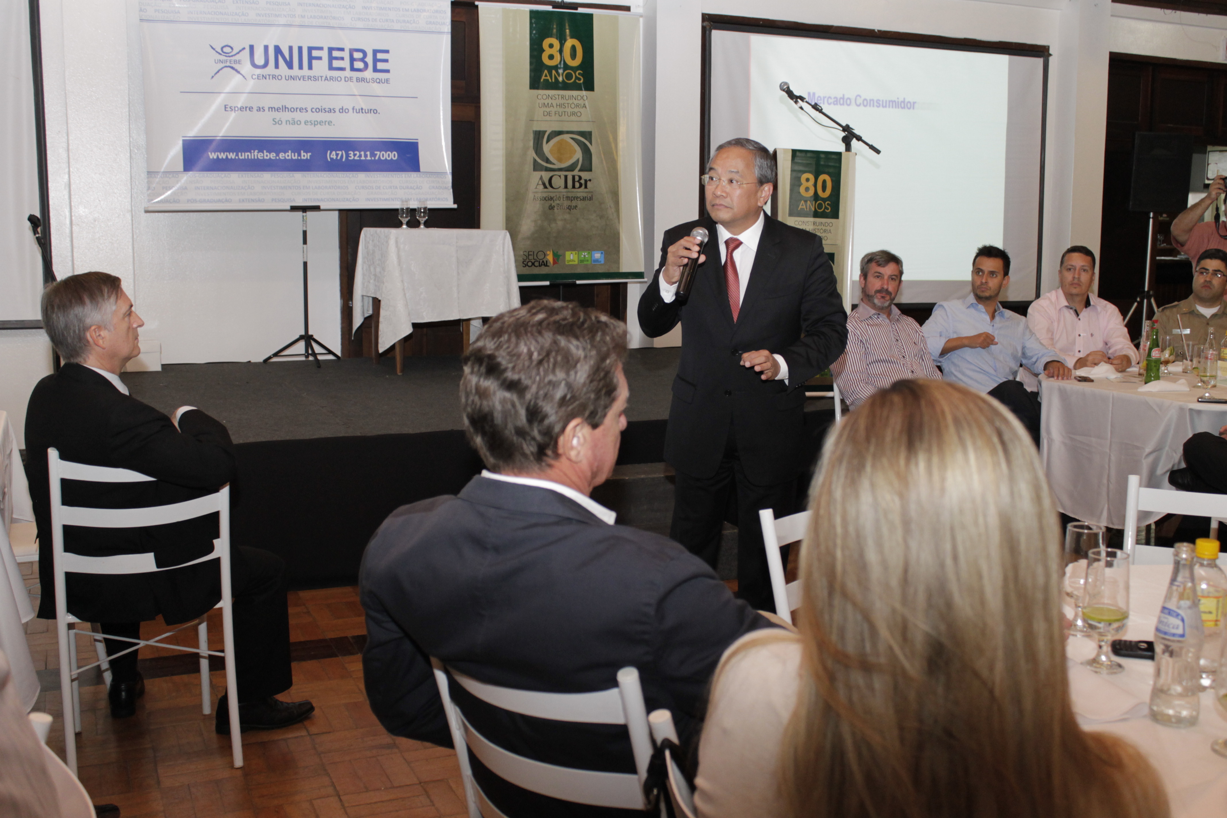 Professor de pós-graduação fala sobre empreendedorismo no Almoço de Ideias