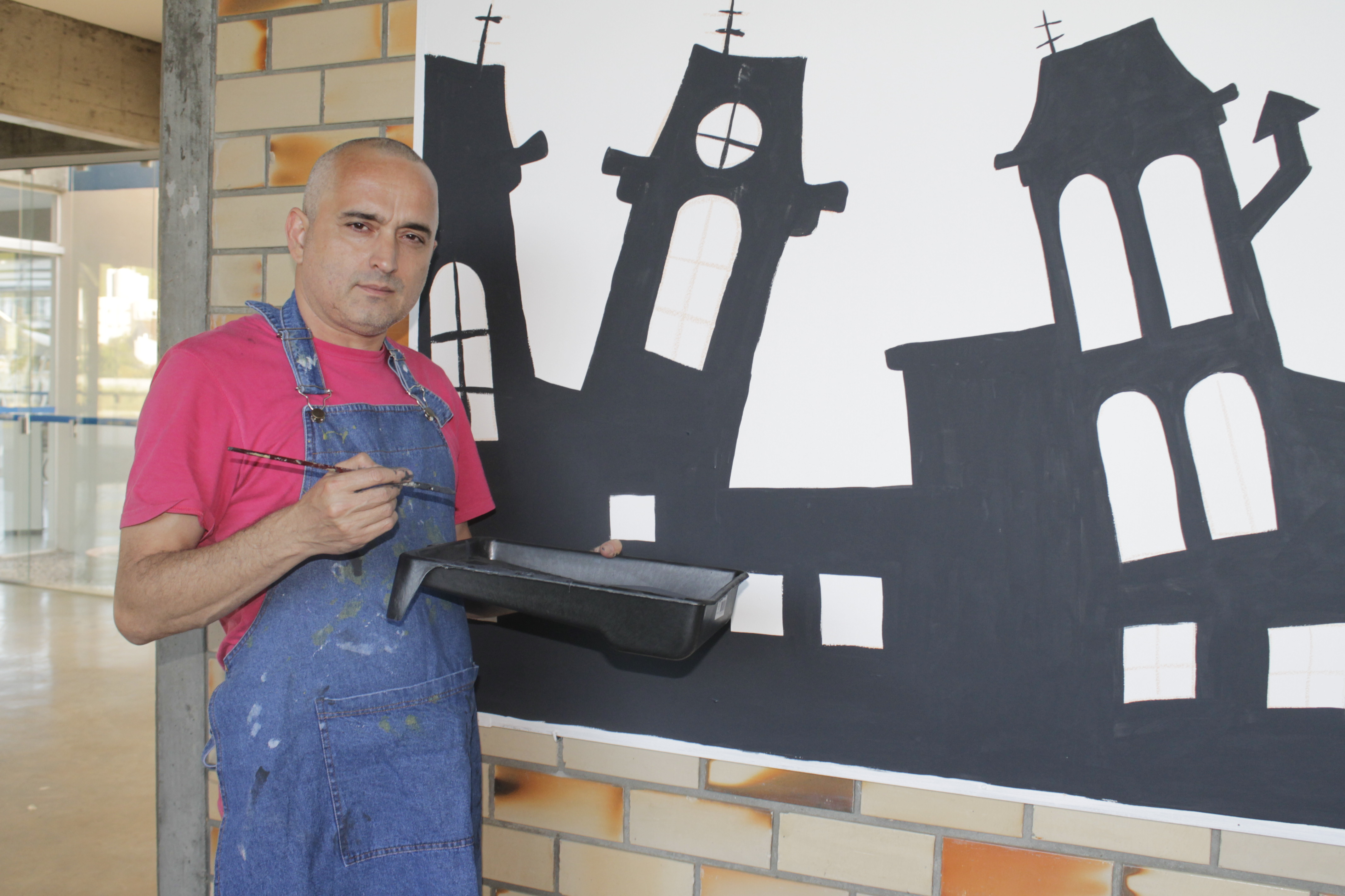 Paulo Stocker eterniza personagem Clovis em mural na UNIFEBE