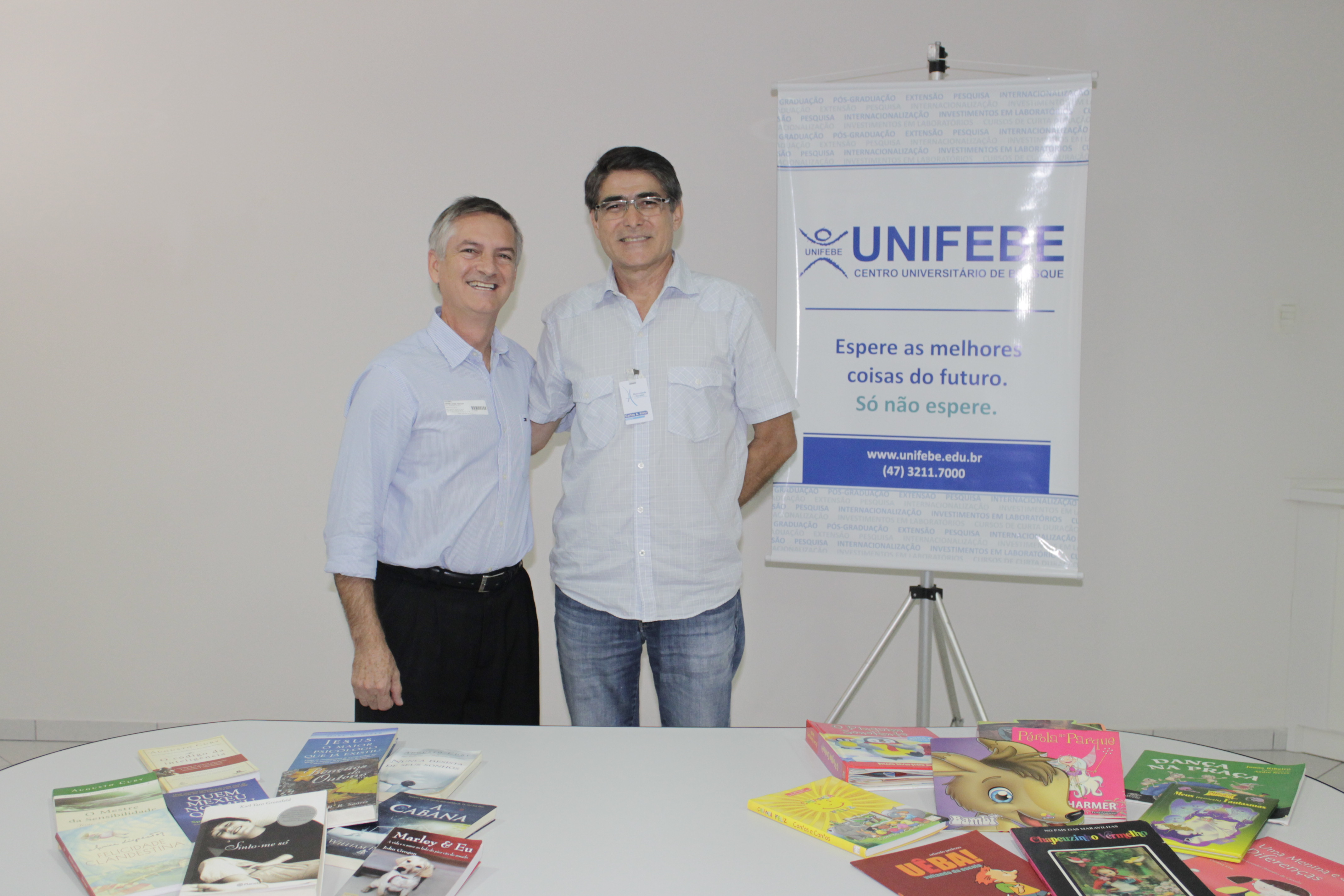 UNIFEBE entrega biblioteca ambulante à Maternidade e Hospital Evangélico de Brusque
