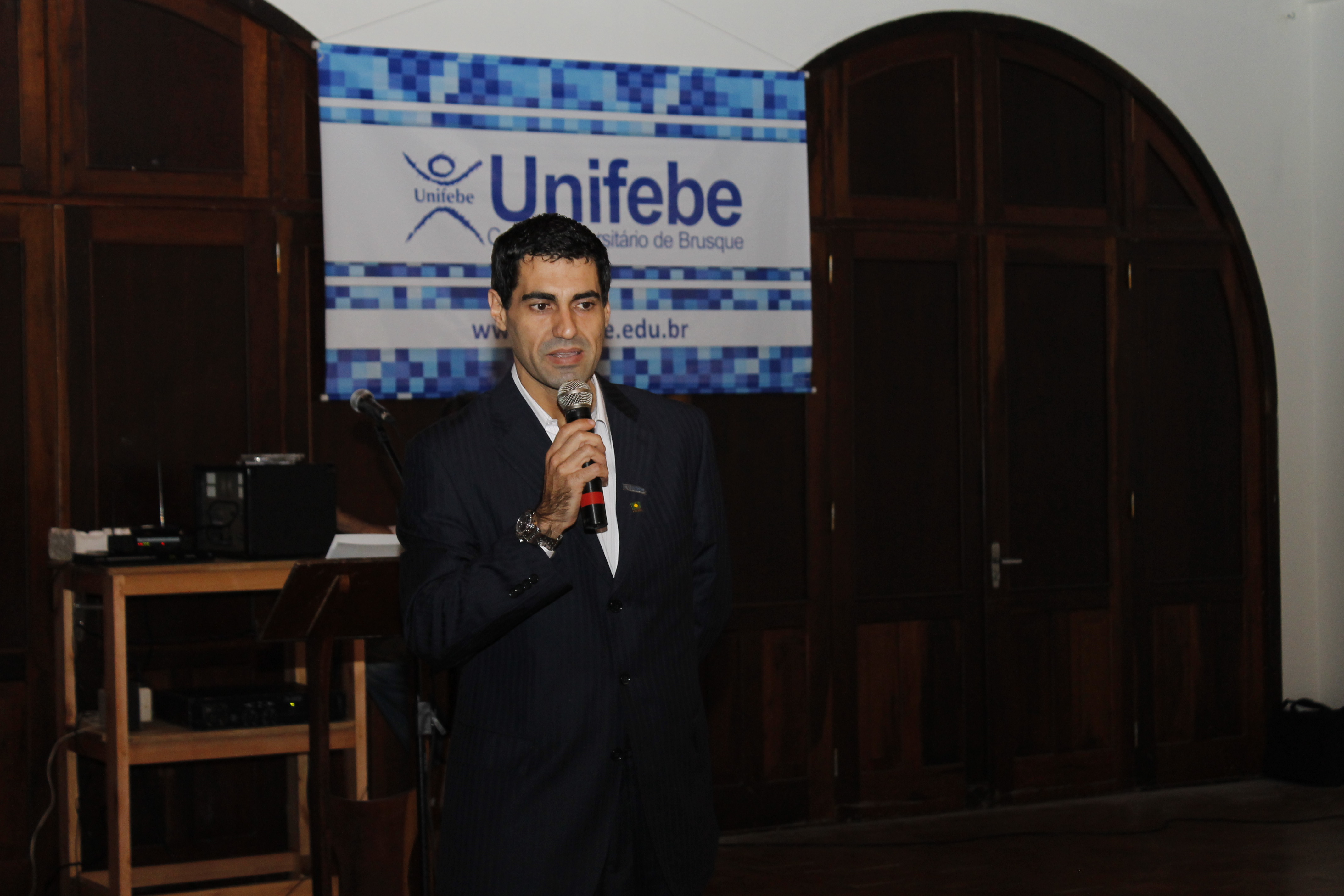 Mercado de ações é tema de palestra na UNIFEBE