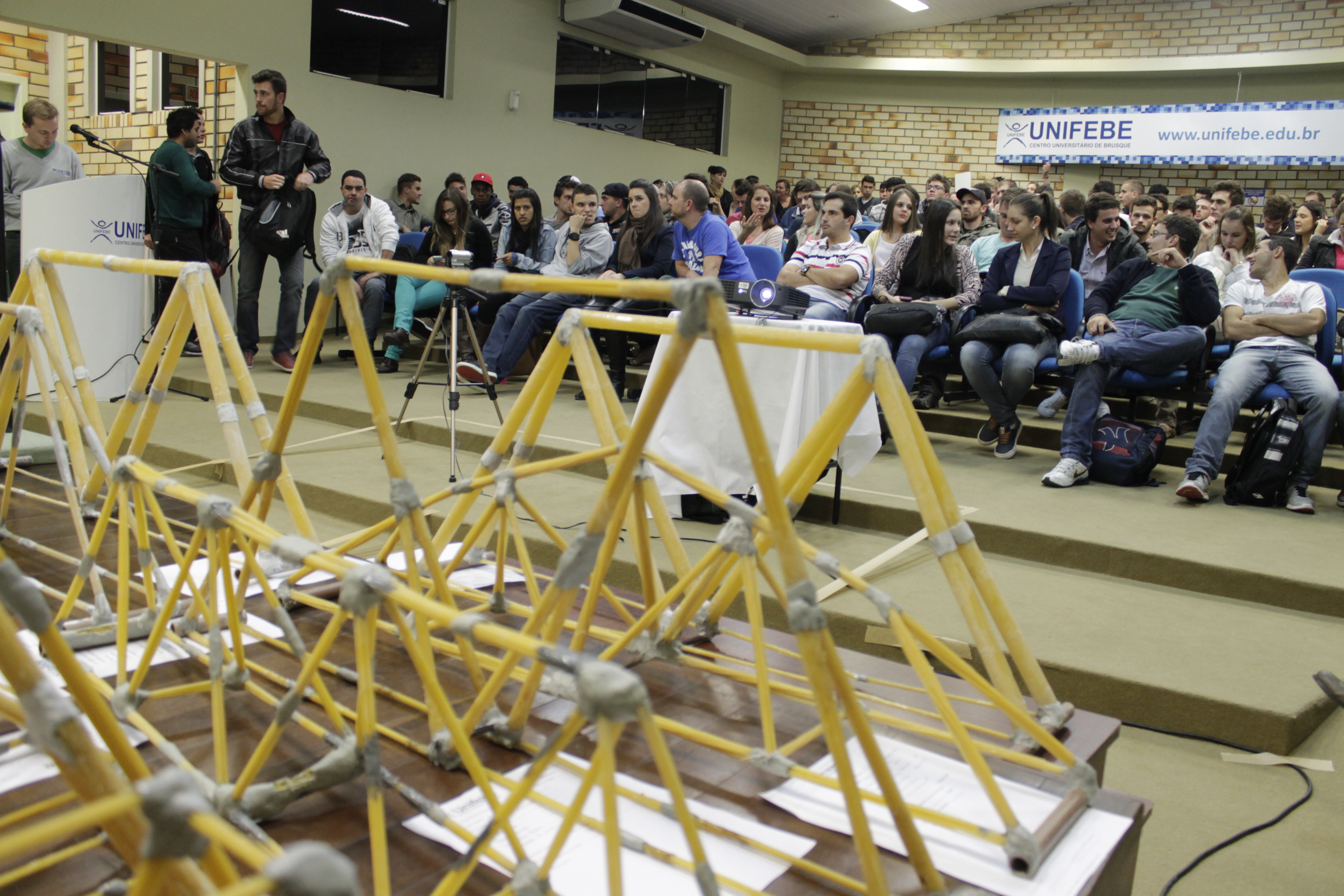 Alunos de Arquitetura e Engenharia Civil participam de Desafio de Pontes de Macarrão